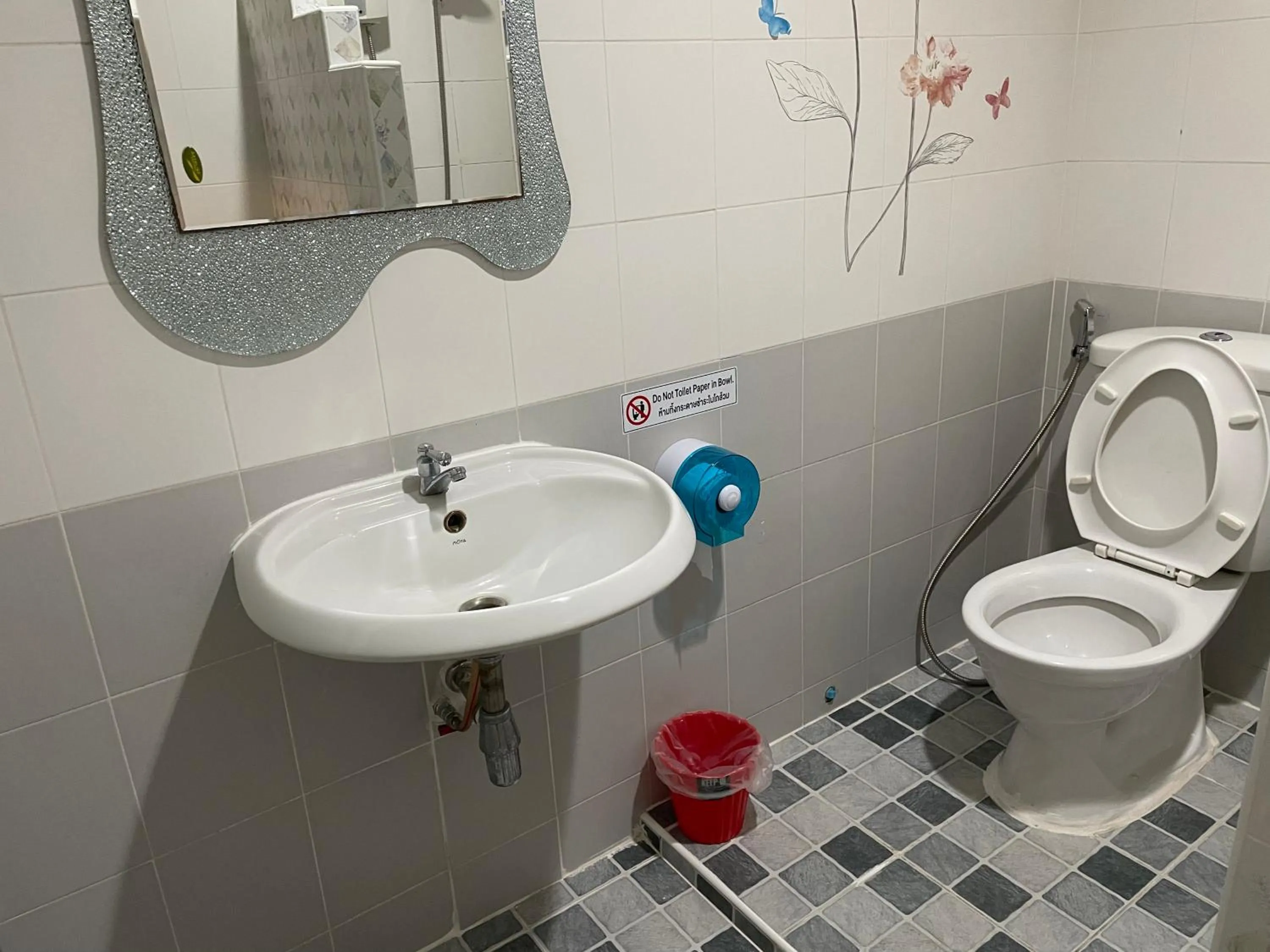 Toilet in Nawaporn Place