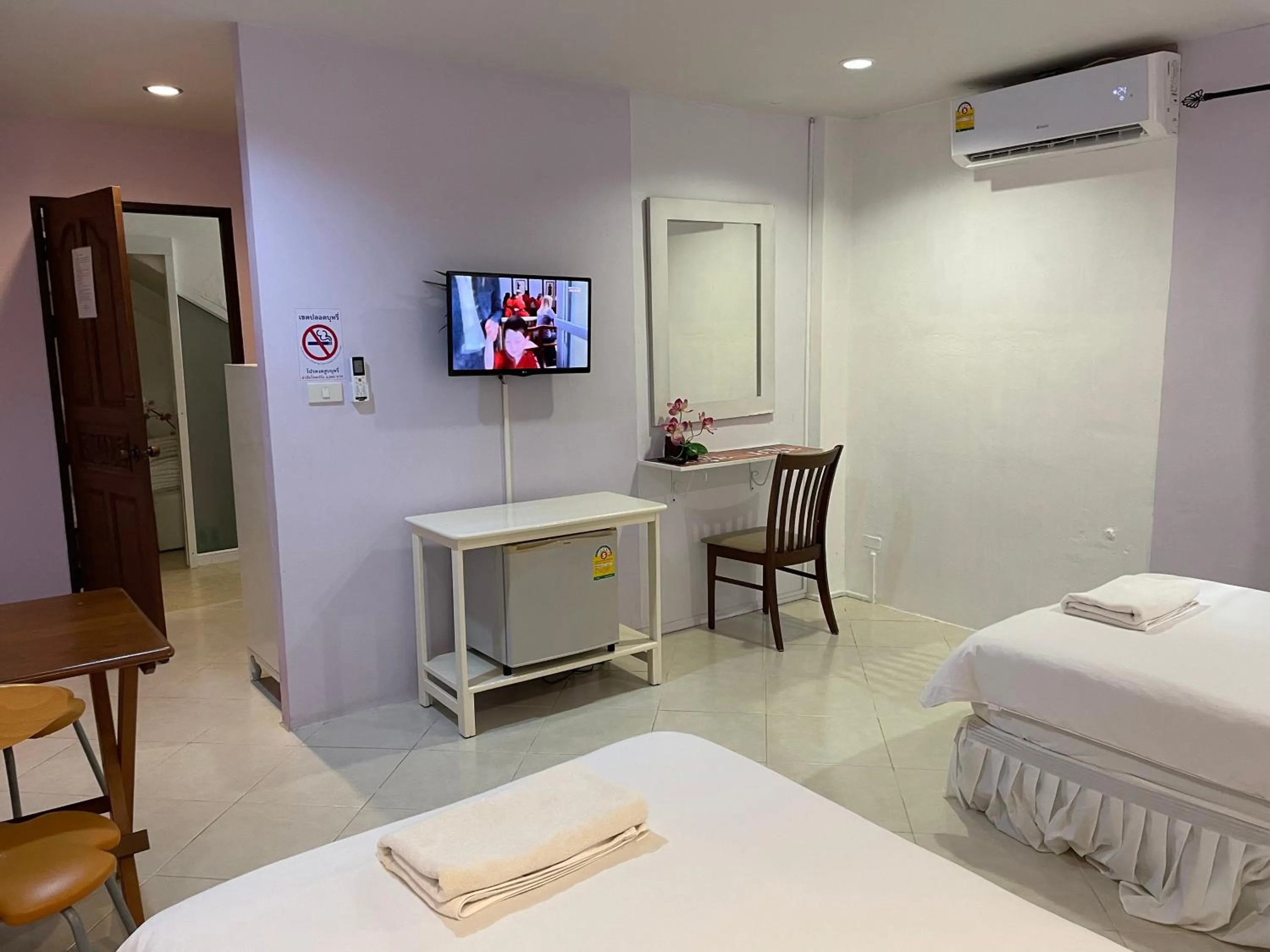 Photo of the whole room, Bed in Nawaporn Place