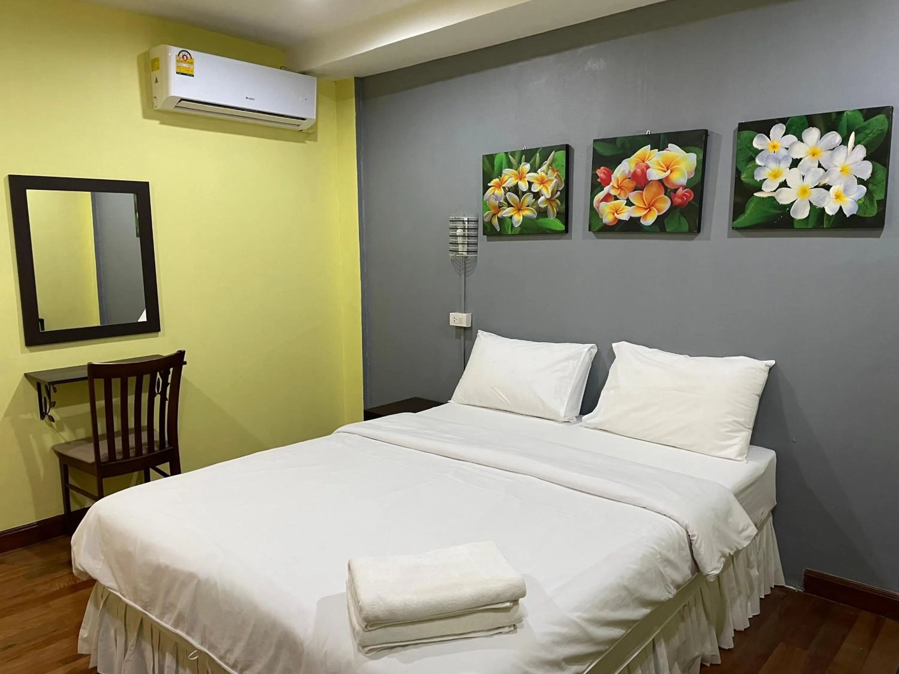 Bed in Nawaporn Place