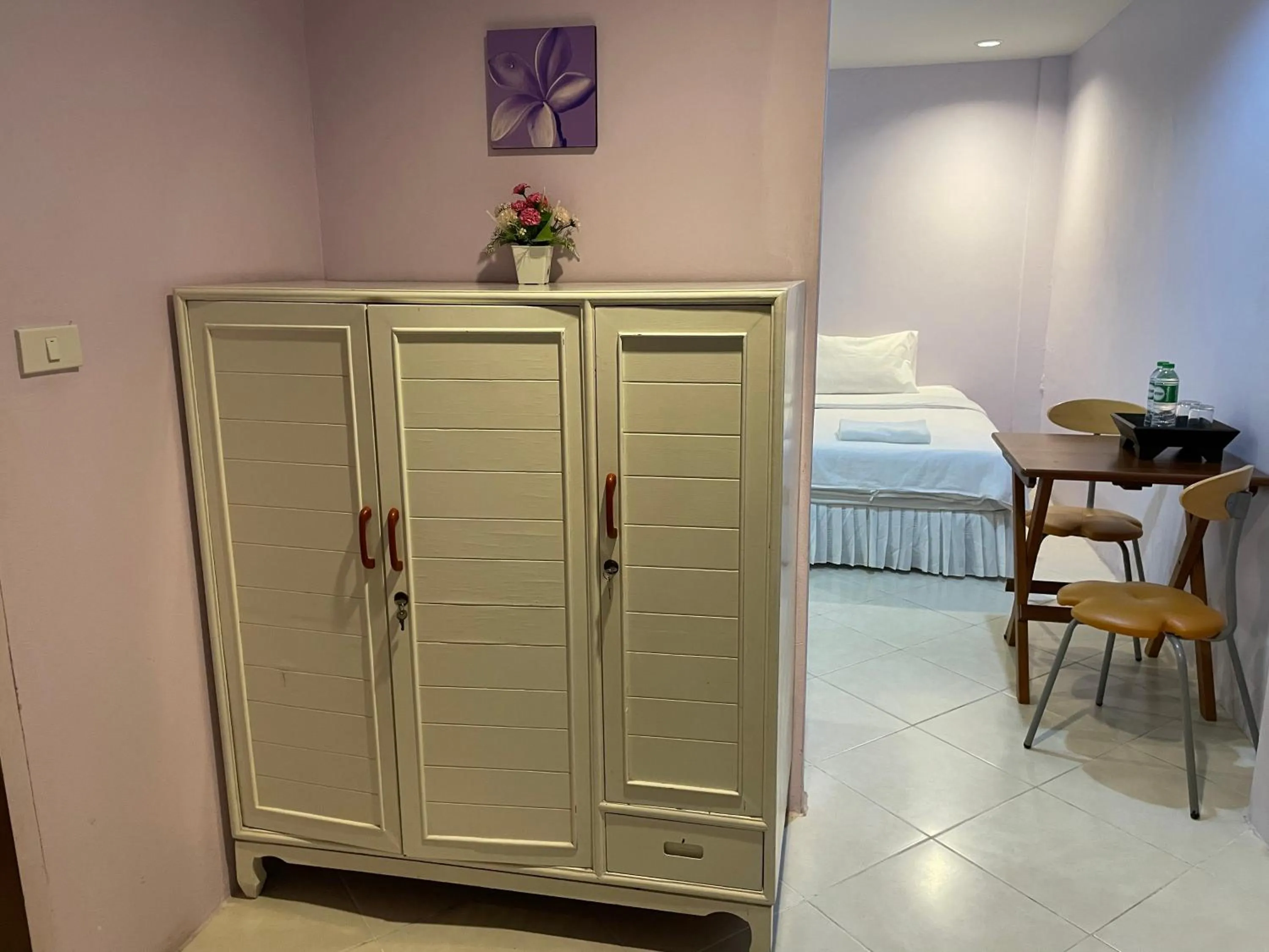 wardrobe, Bed in Nawaporn Place