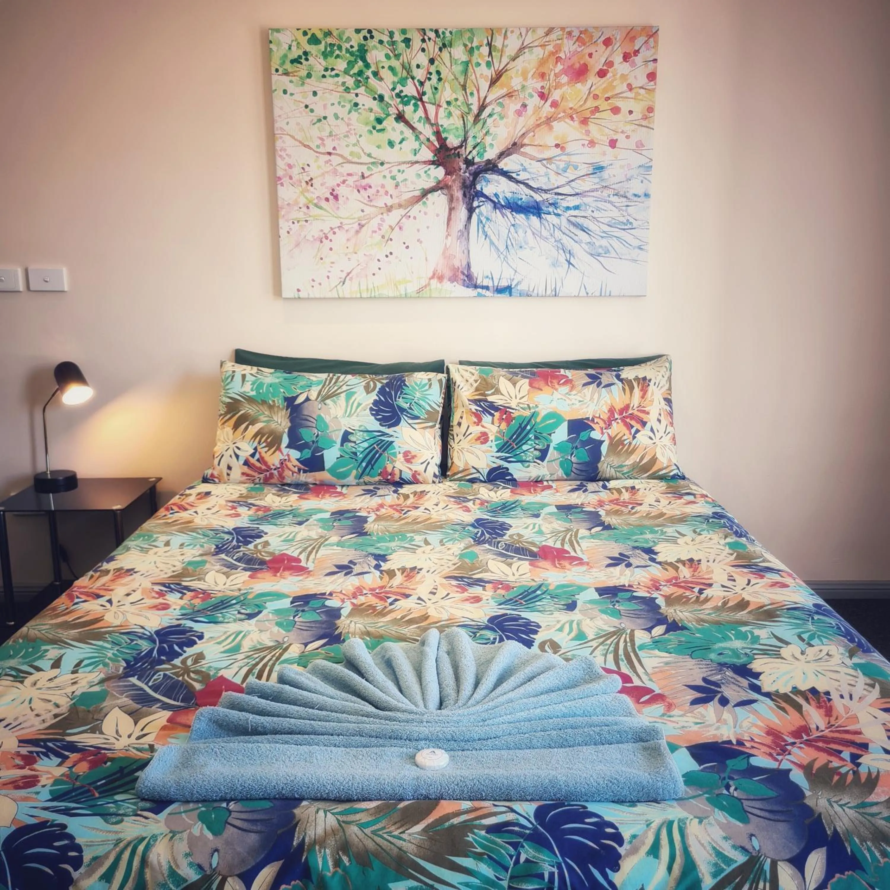 Bed in Wentworth Central Motor Inn