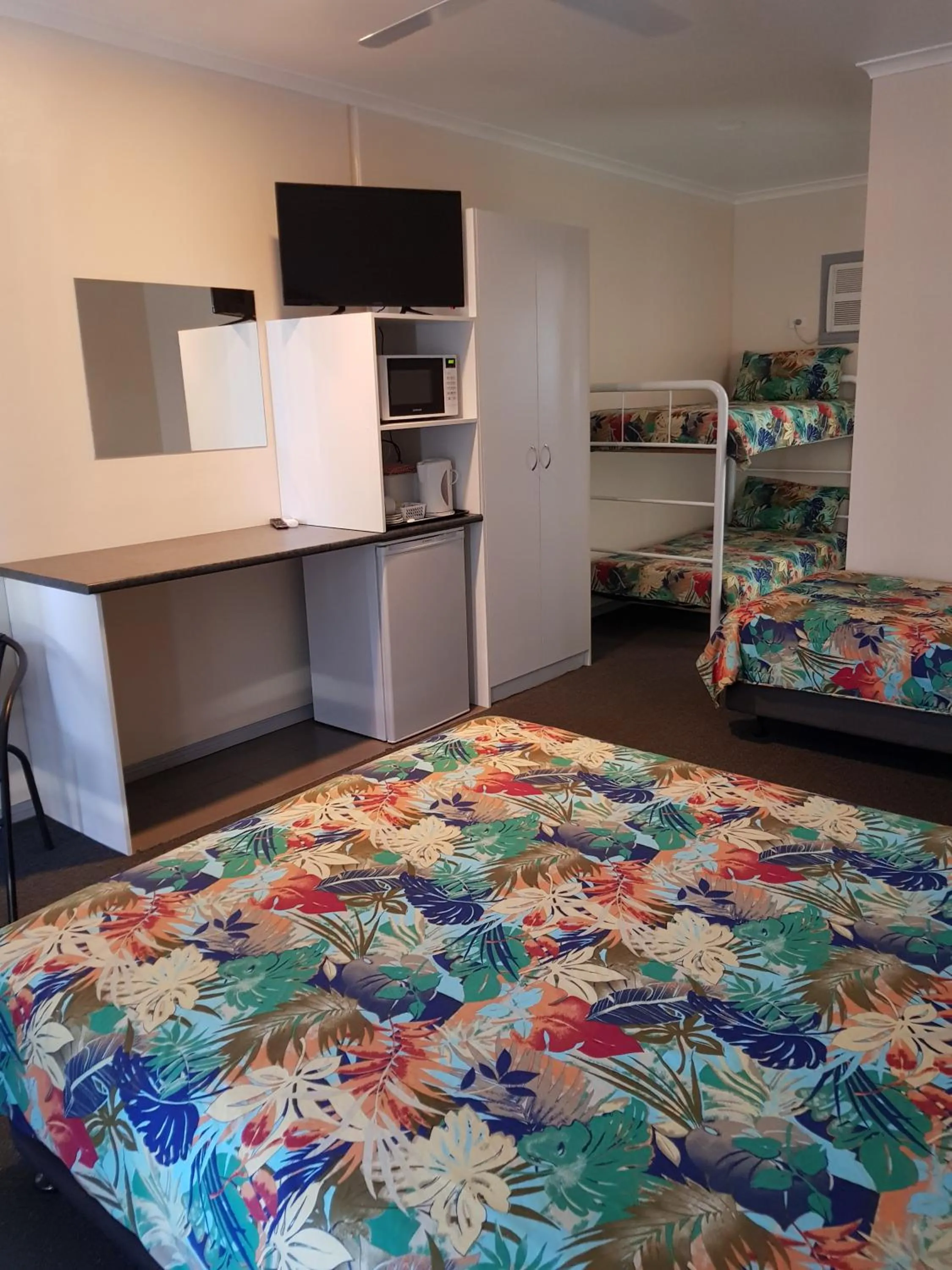 Communal lounge/ TV room in Wentworth Central Motor Inn