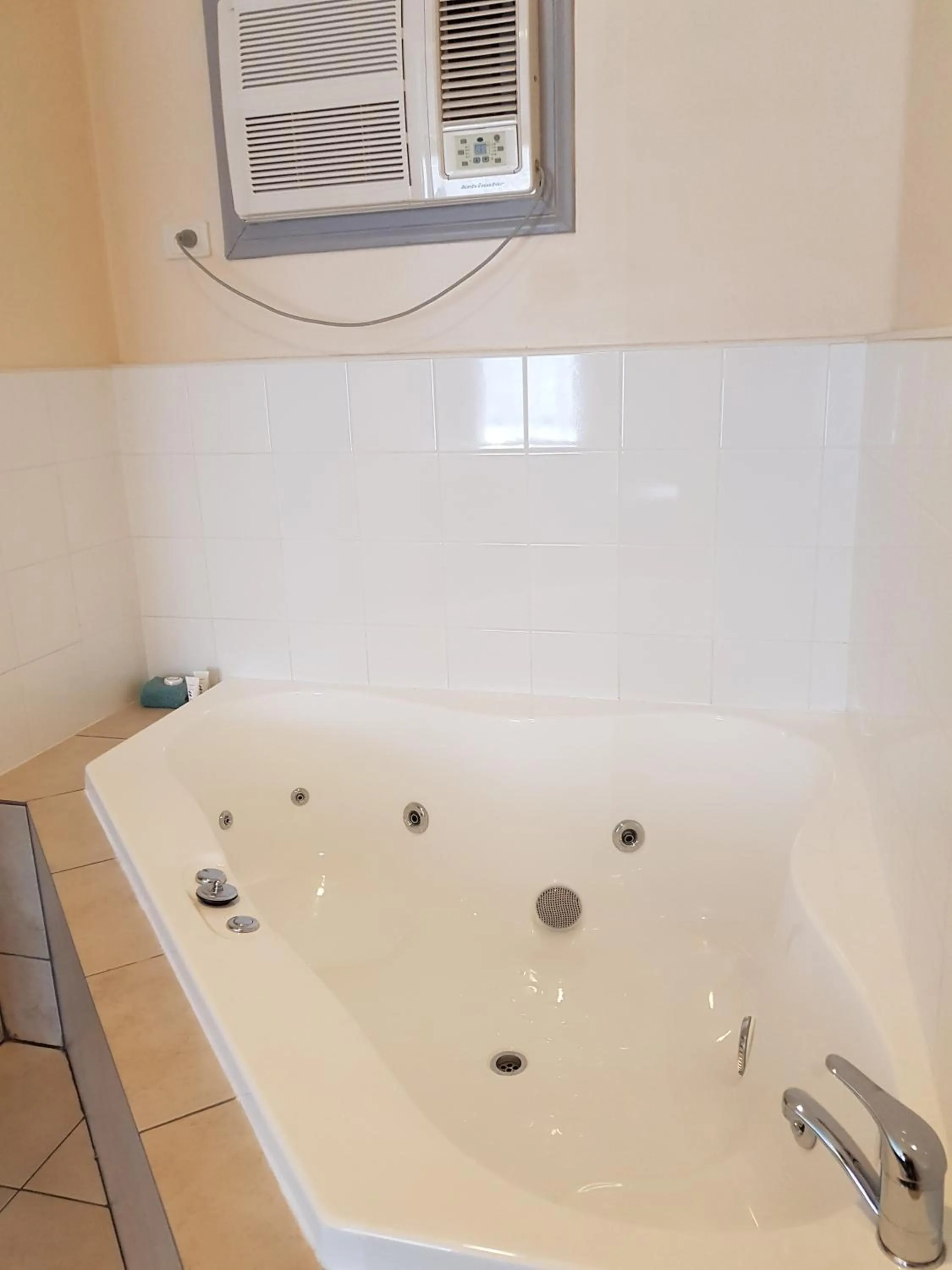 Hot Tub in Wentworth Central Motor Inn