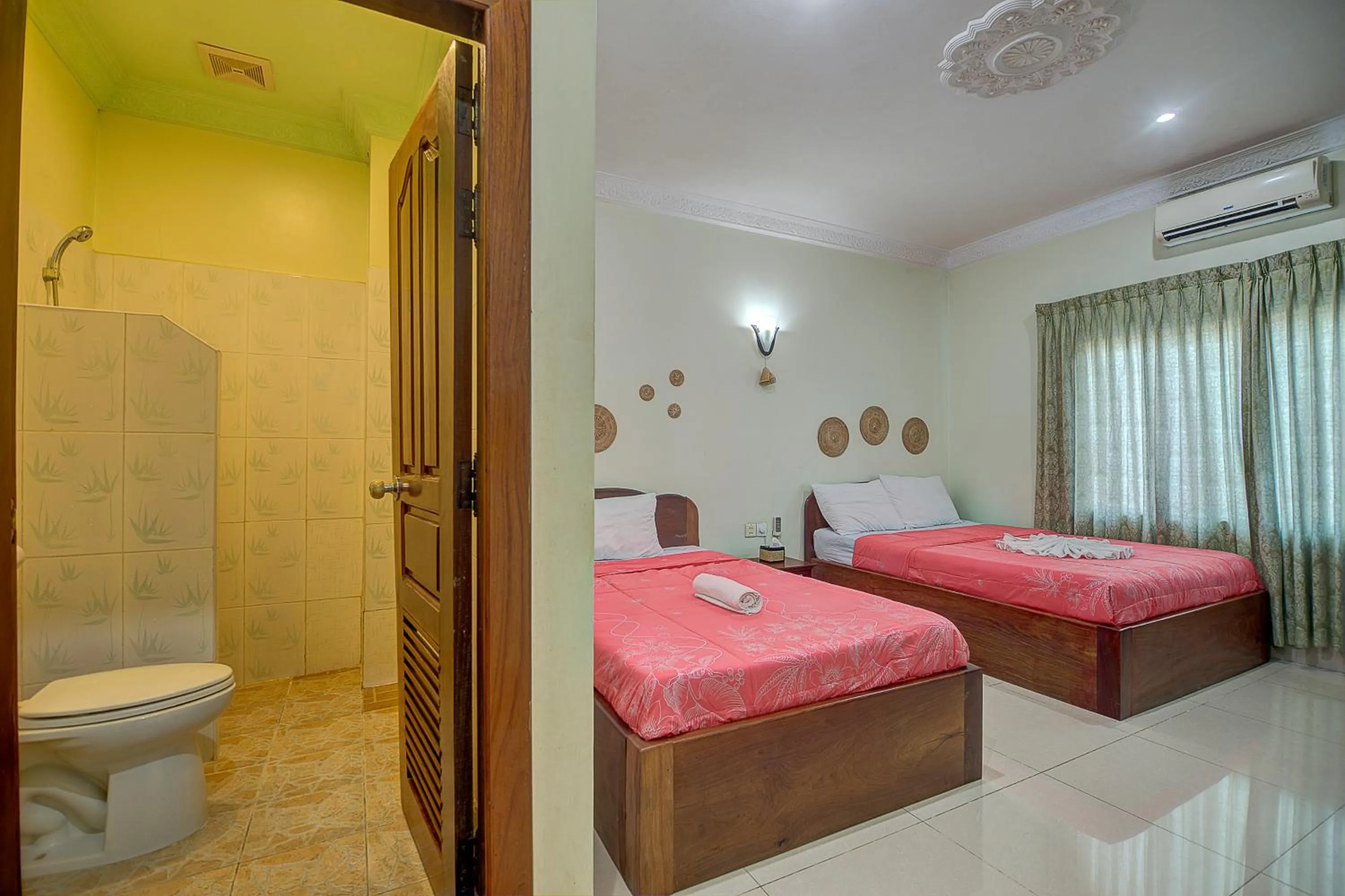 Photo of the whole room, Bed in DV Angkor Villa