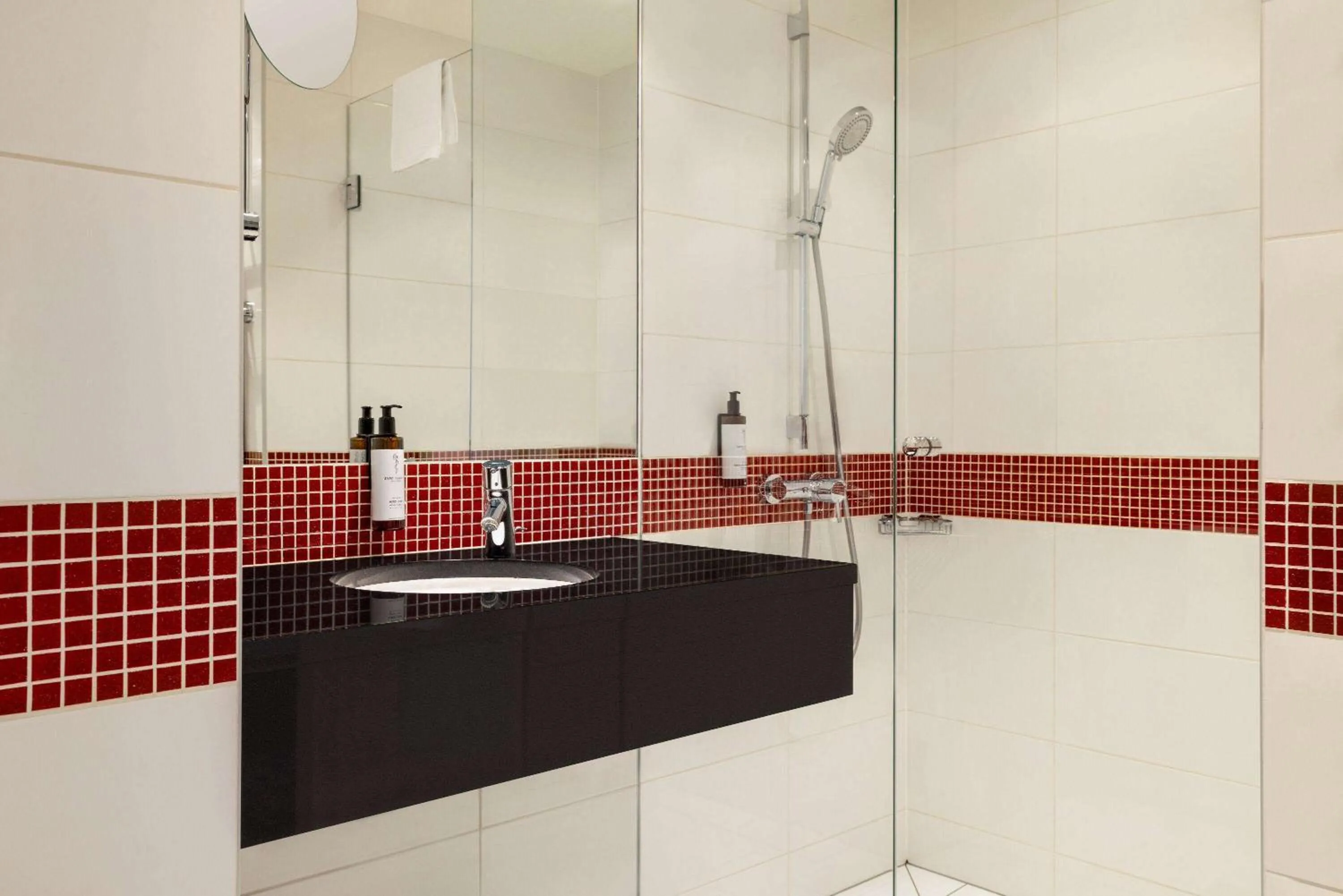 TV and multimedia in Vienna House Easy by Wyndham Katowice