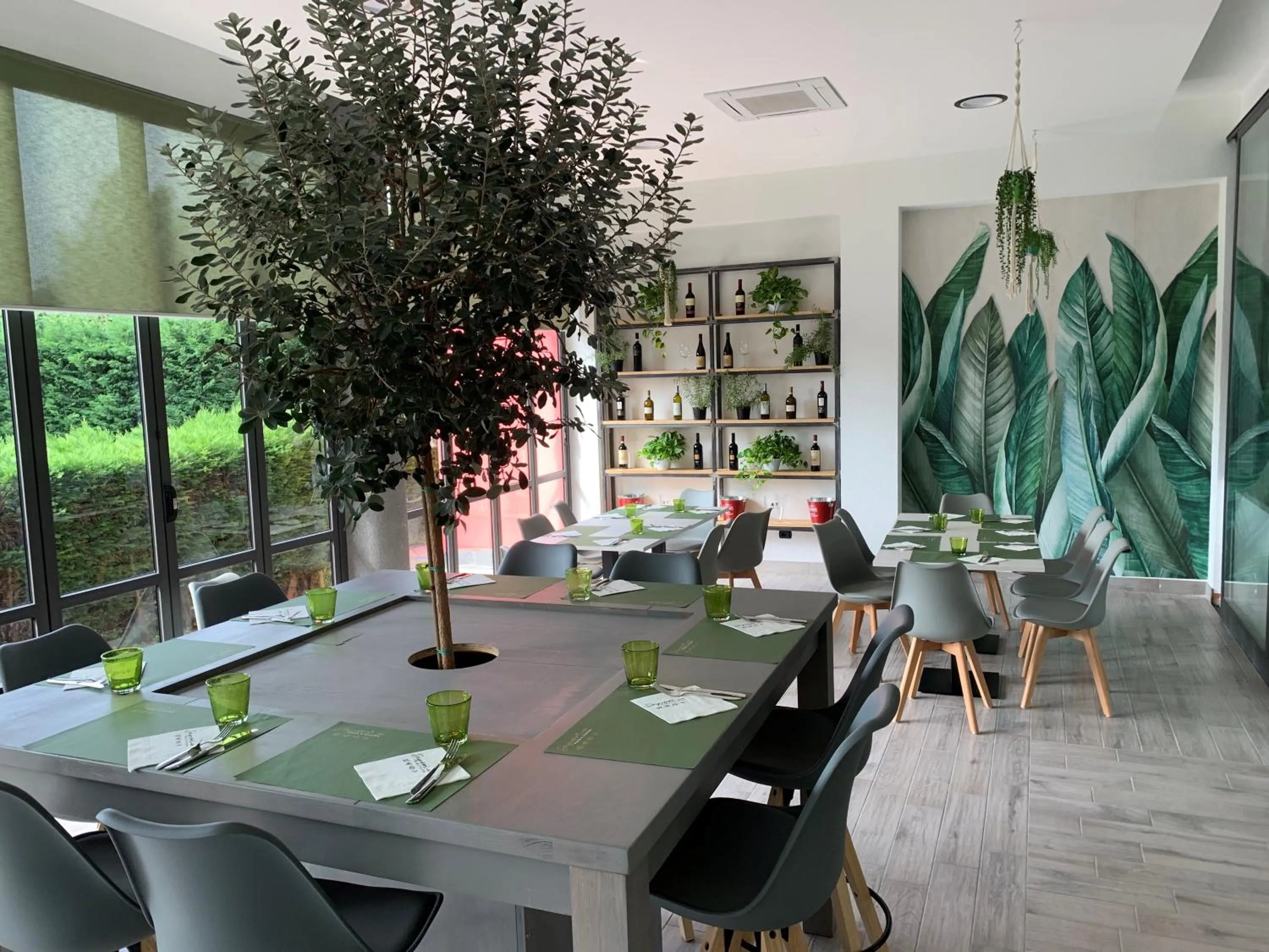 Restaurant/places to eat in Hotel Embassy