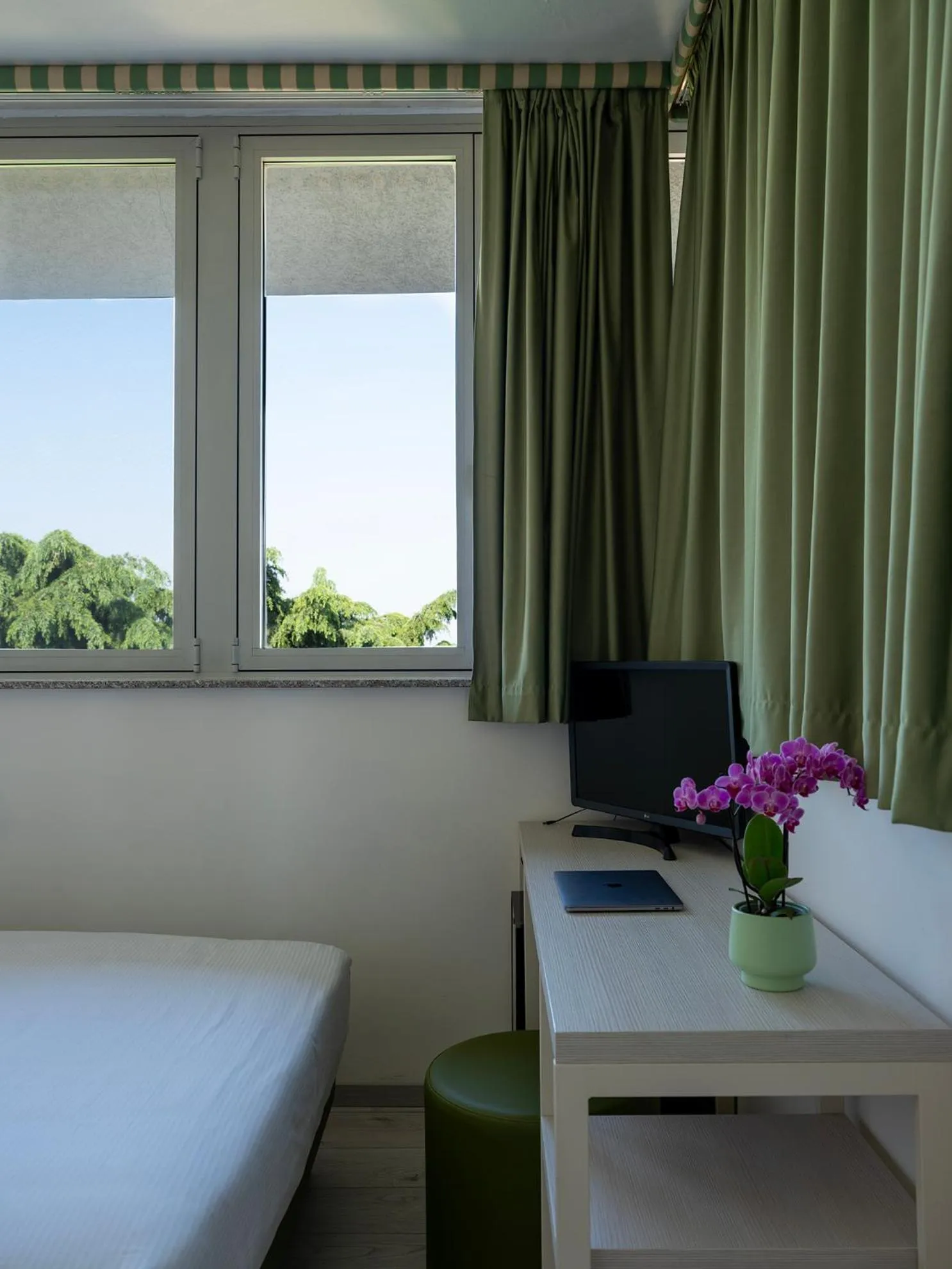 TV and multimedia, Bed in Hotel Embassy