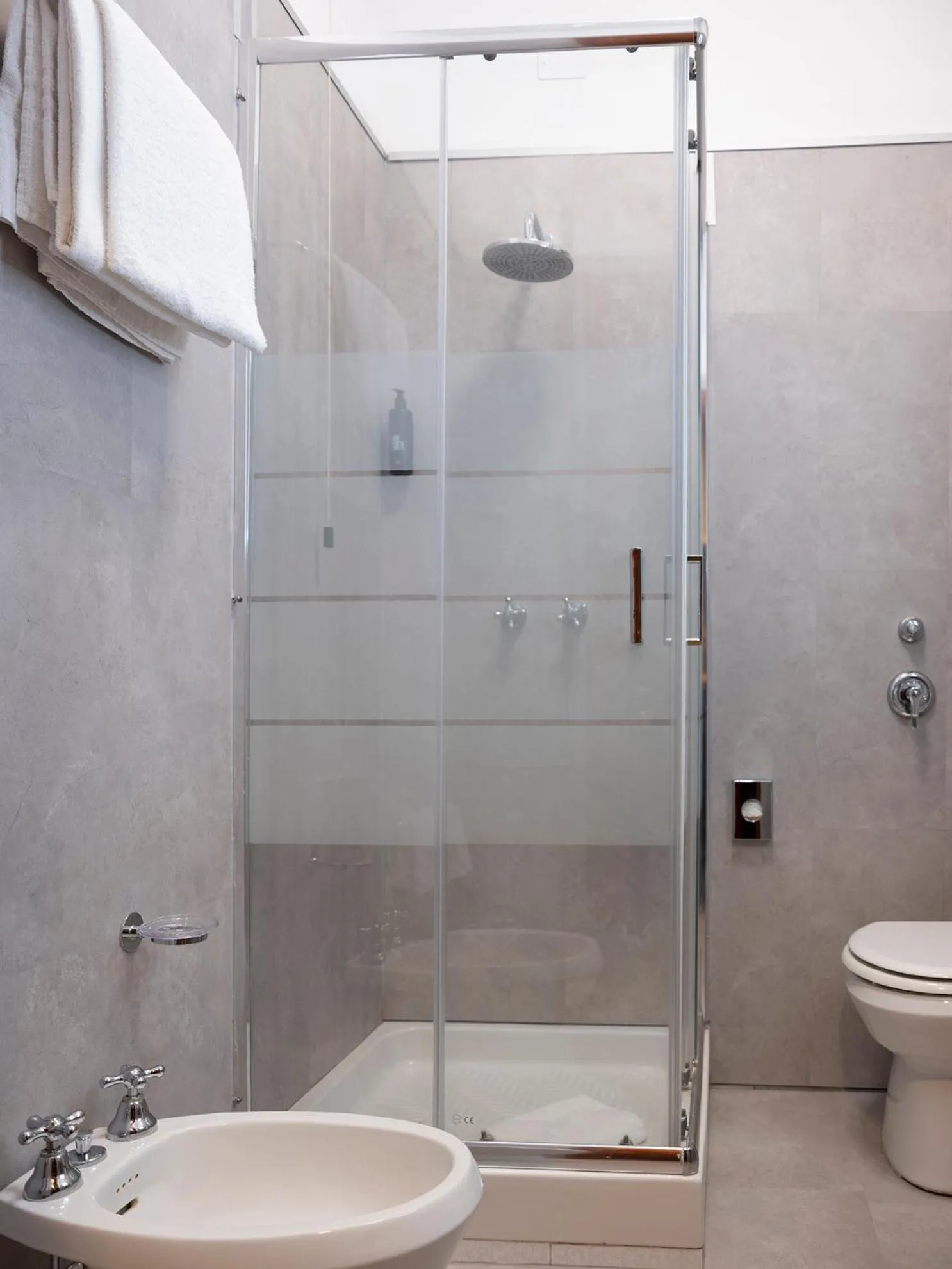 Shower in Hotel Embassy