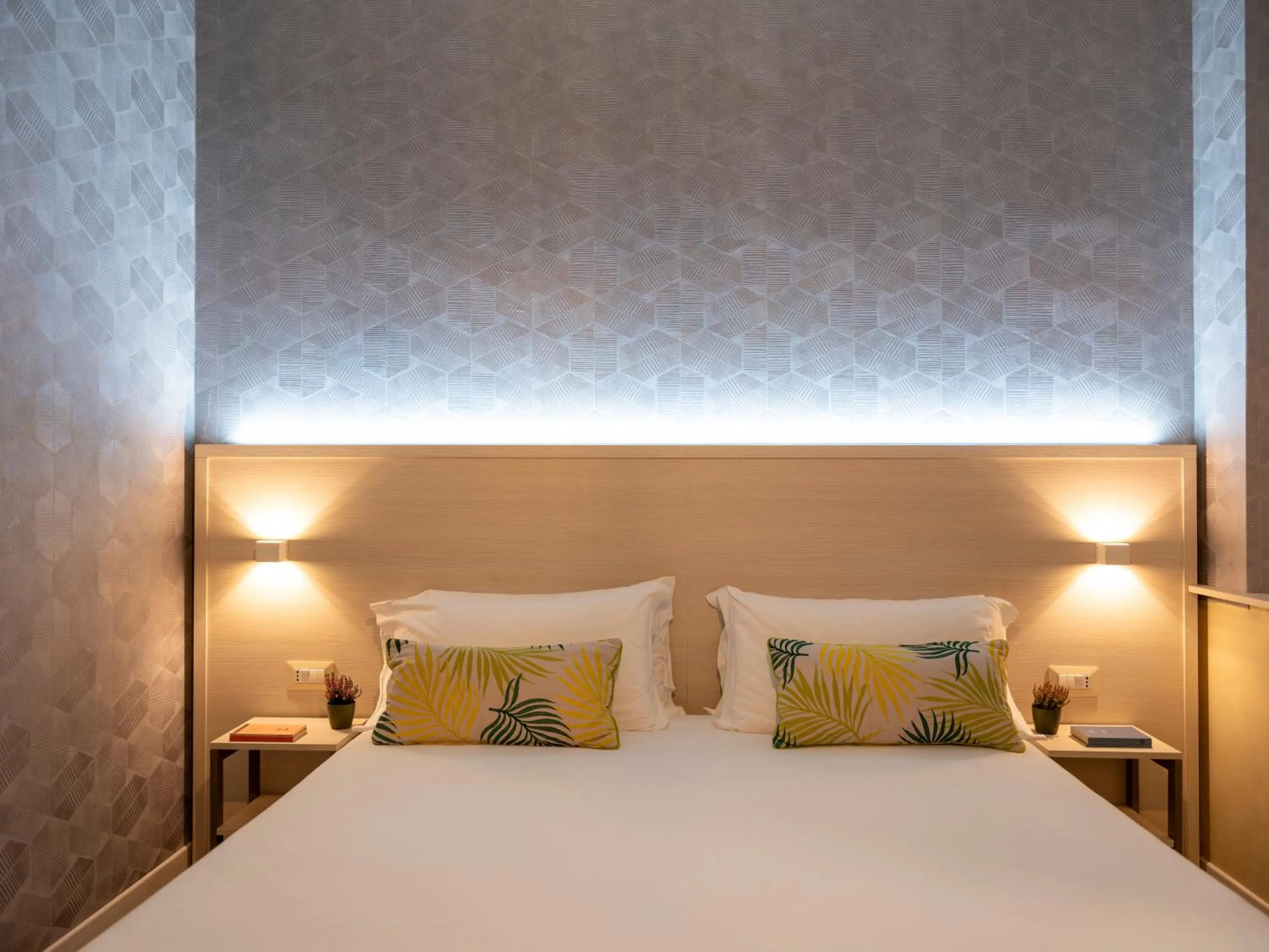 Photo of the whole room, Bed in Hotel Embassy