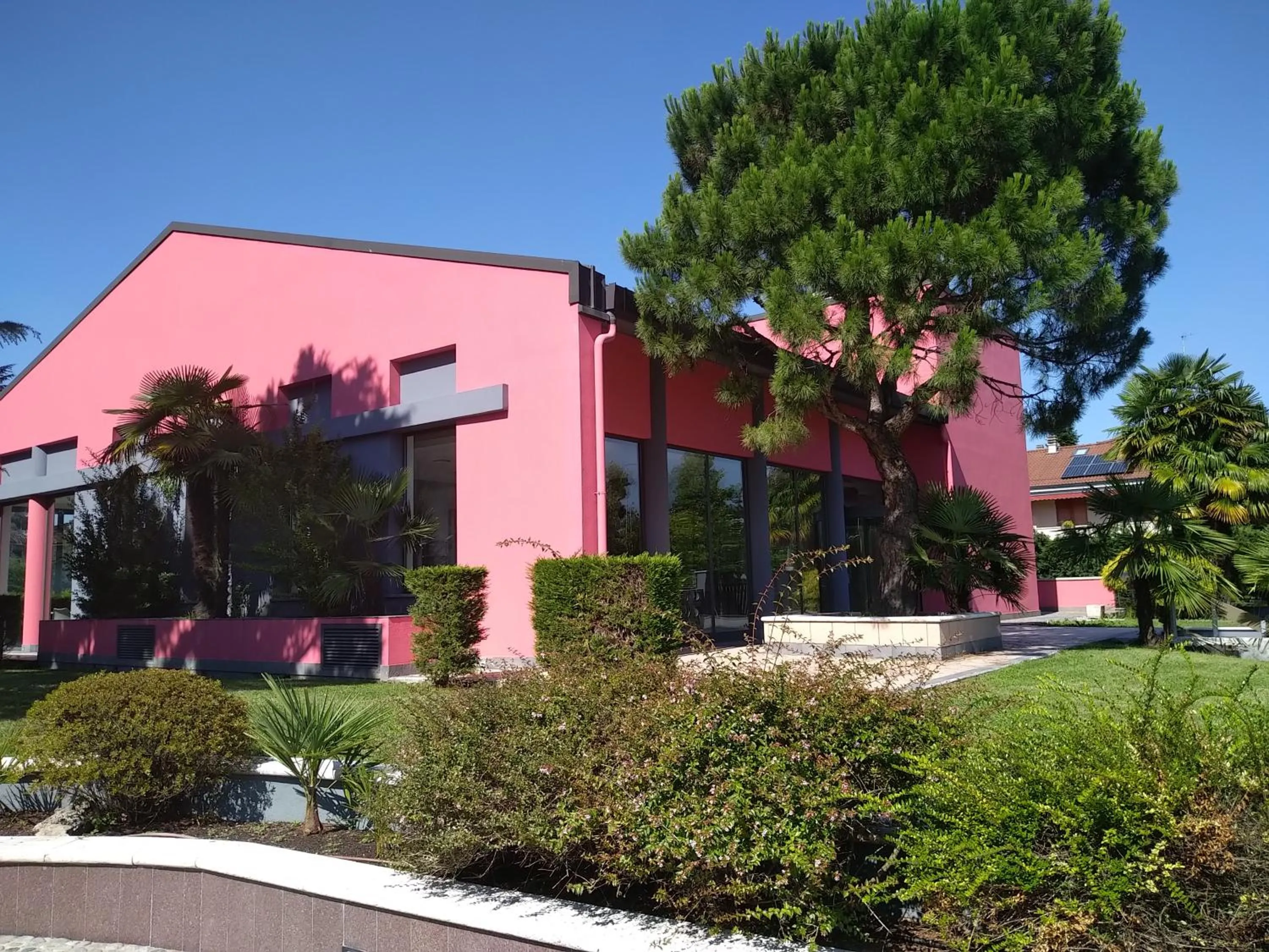 Restaurant/places to eat in Hotel Embassy