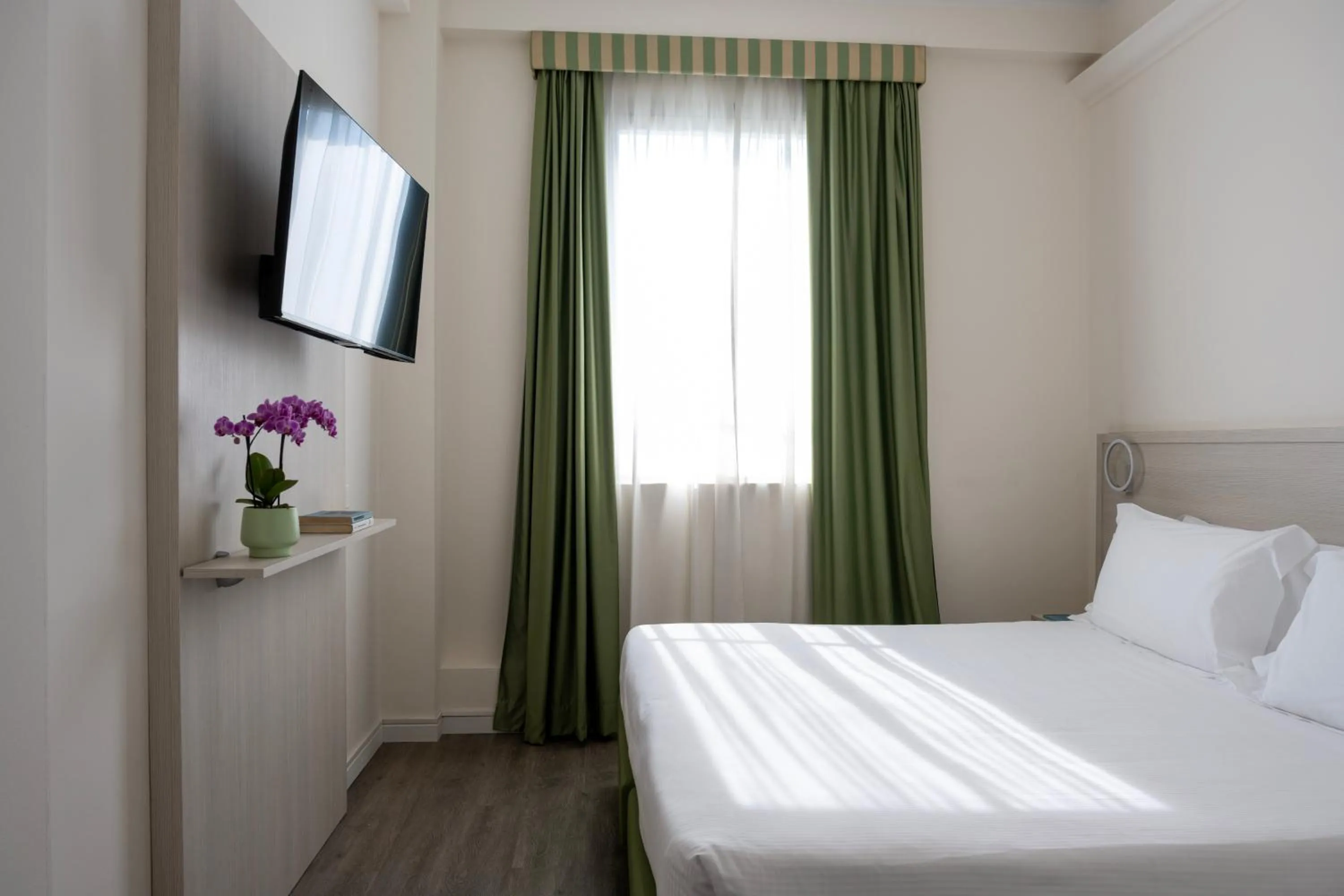 Photo of the whole room, Bed in Hotel Embassy