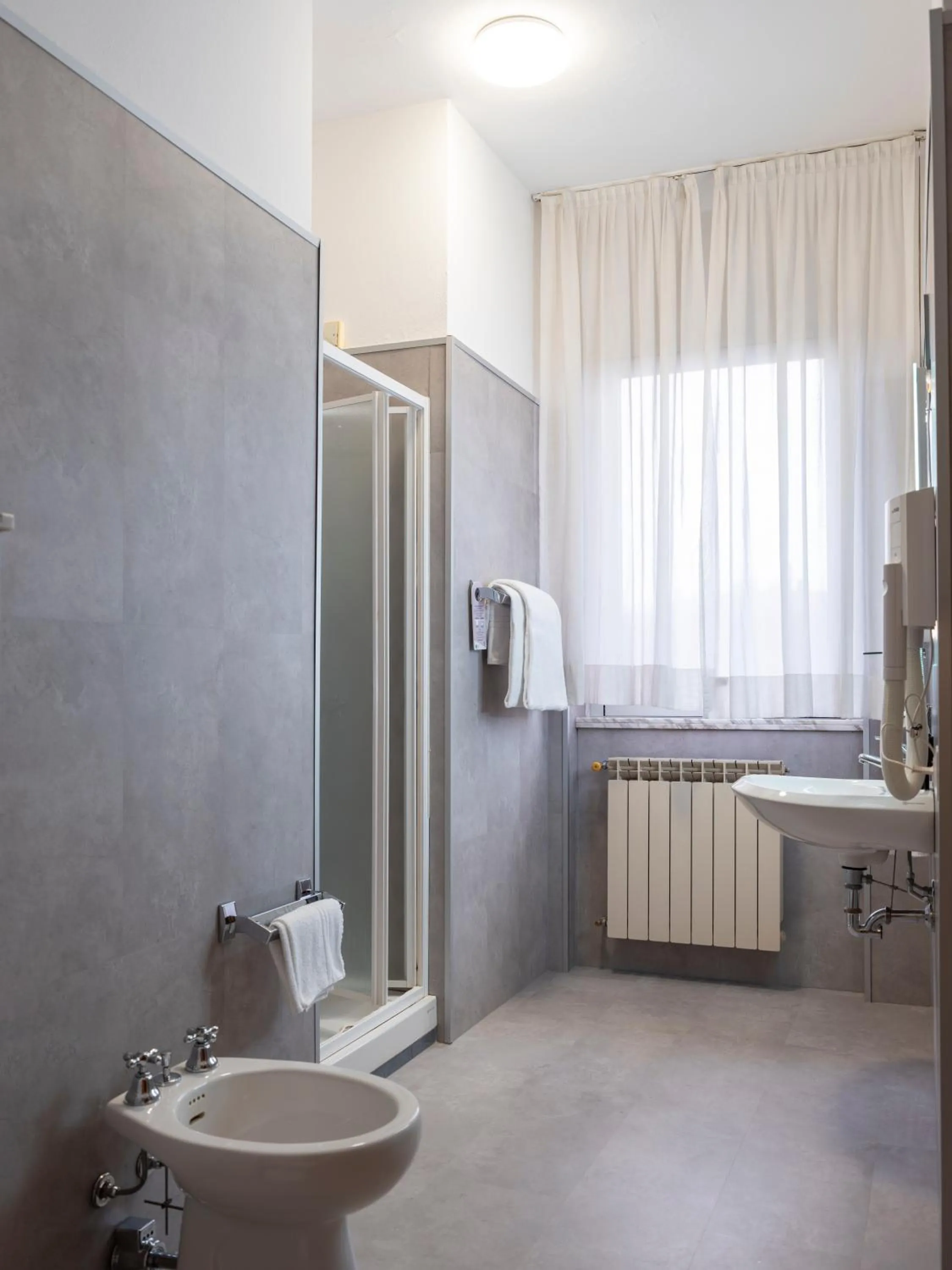 Bathroom in Hotel Embassy