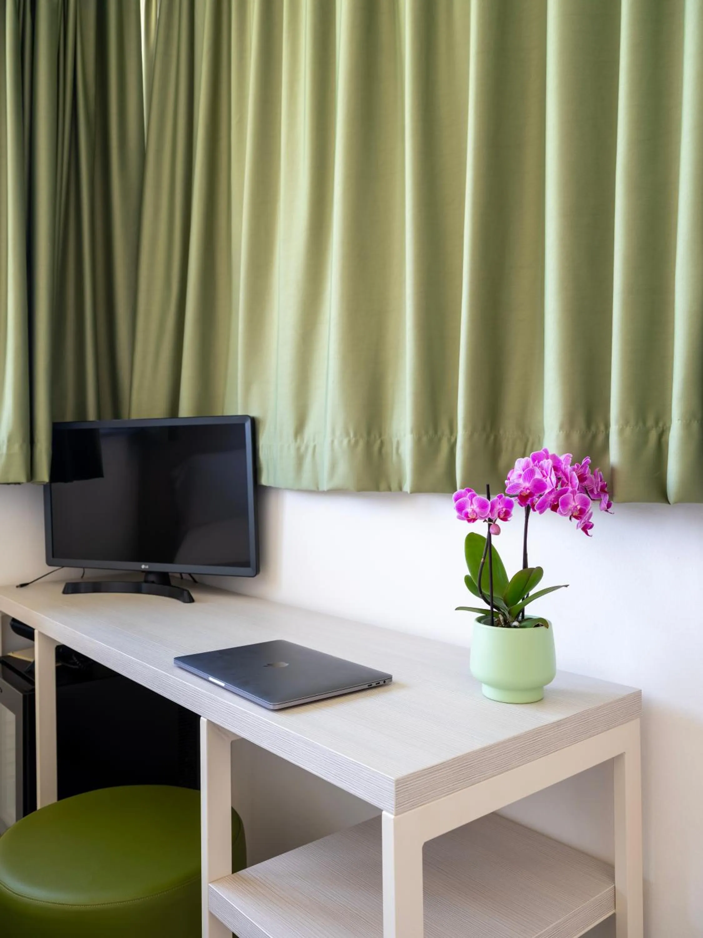 TV and multimedia in Hotel Embassy