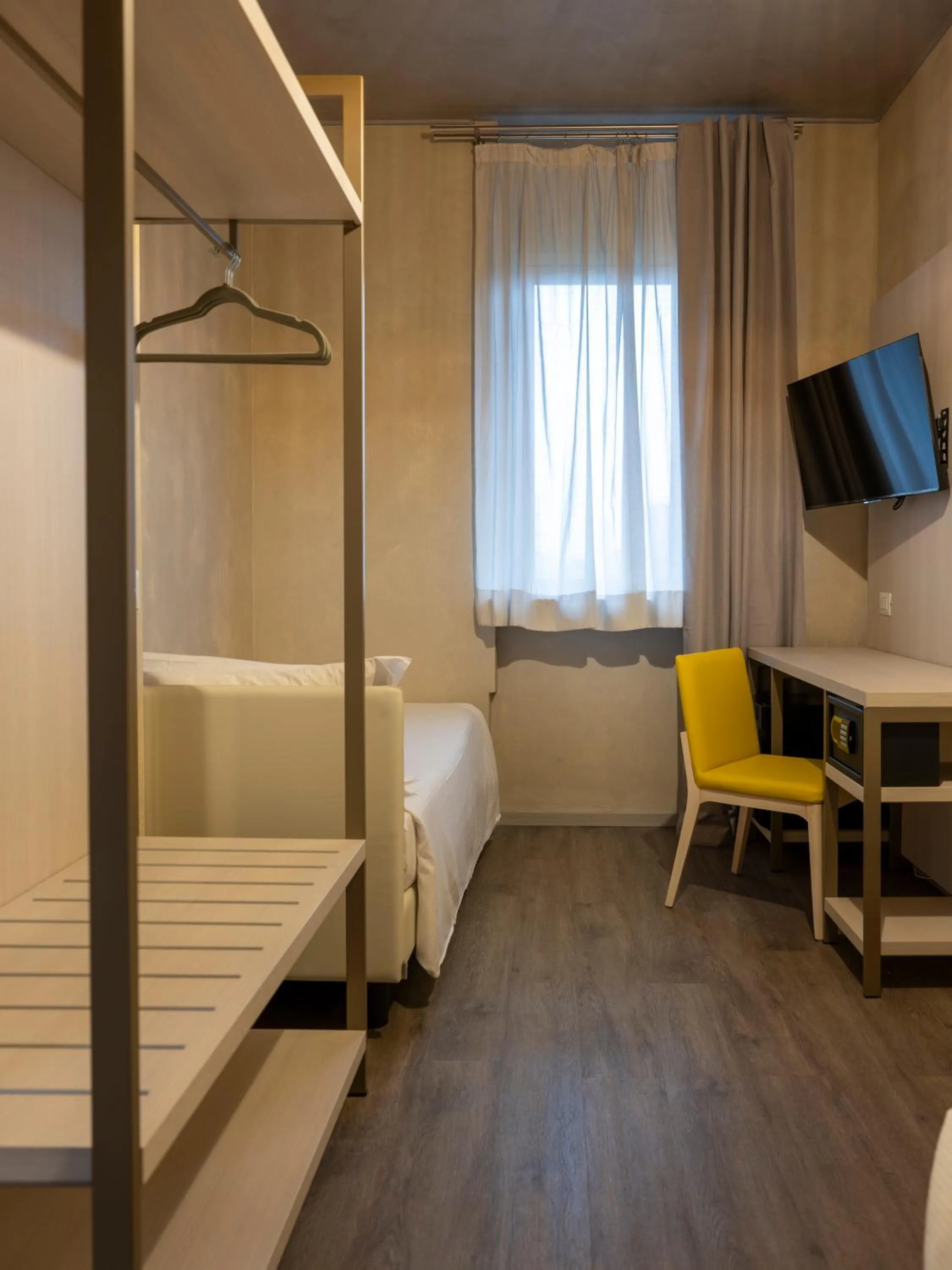 Bedroom, Bed in Hotel Embassy