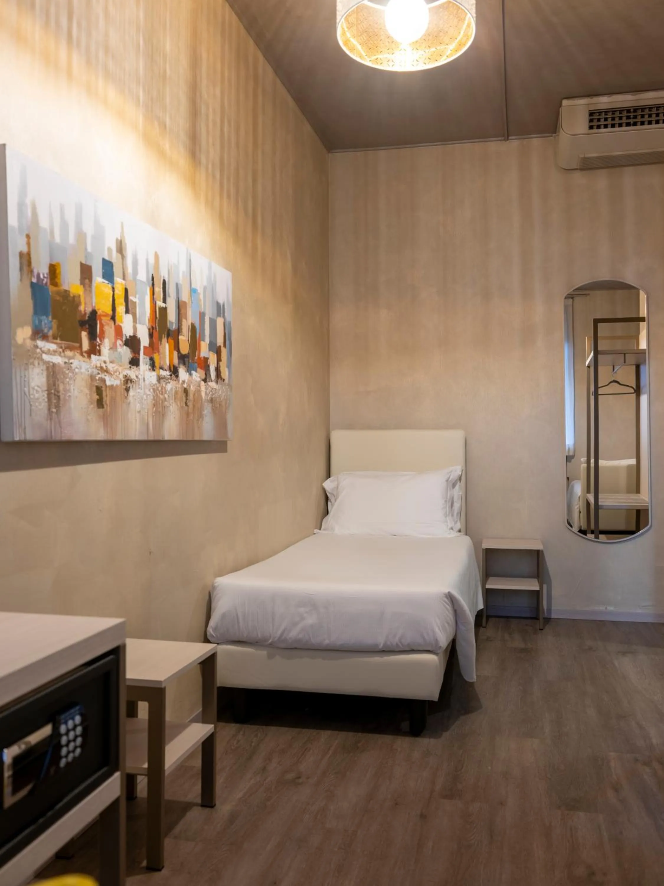 Bedroom, Bed in Hotel Embassy