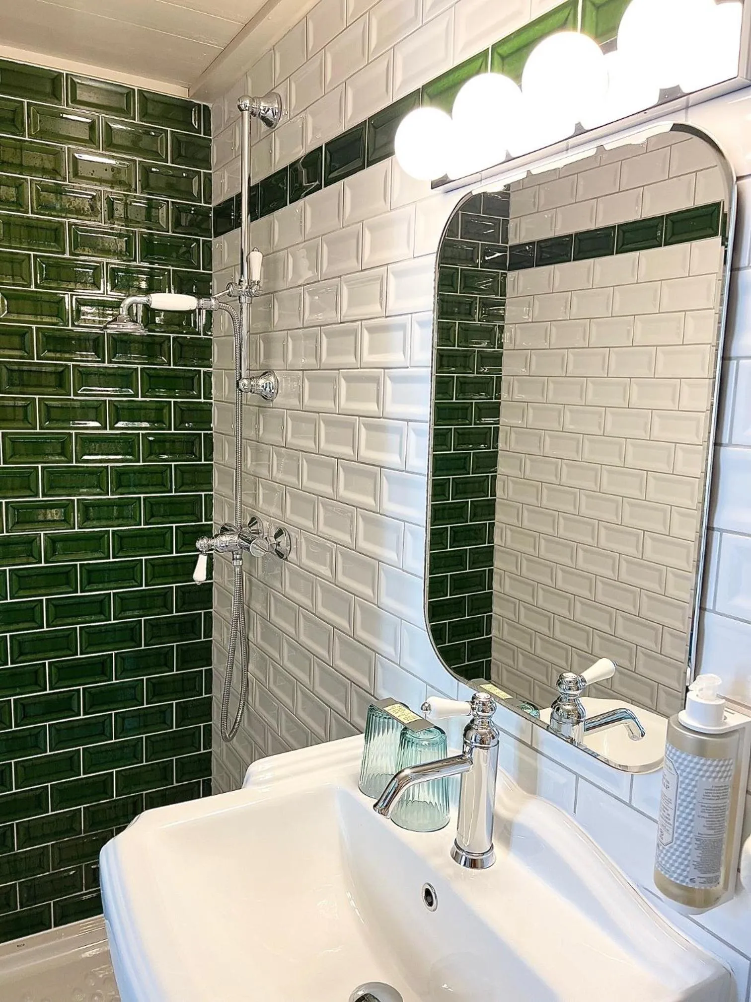 Shower in Hôtel La Tour Intendance