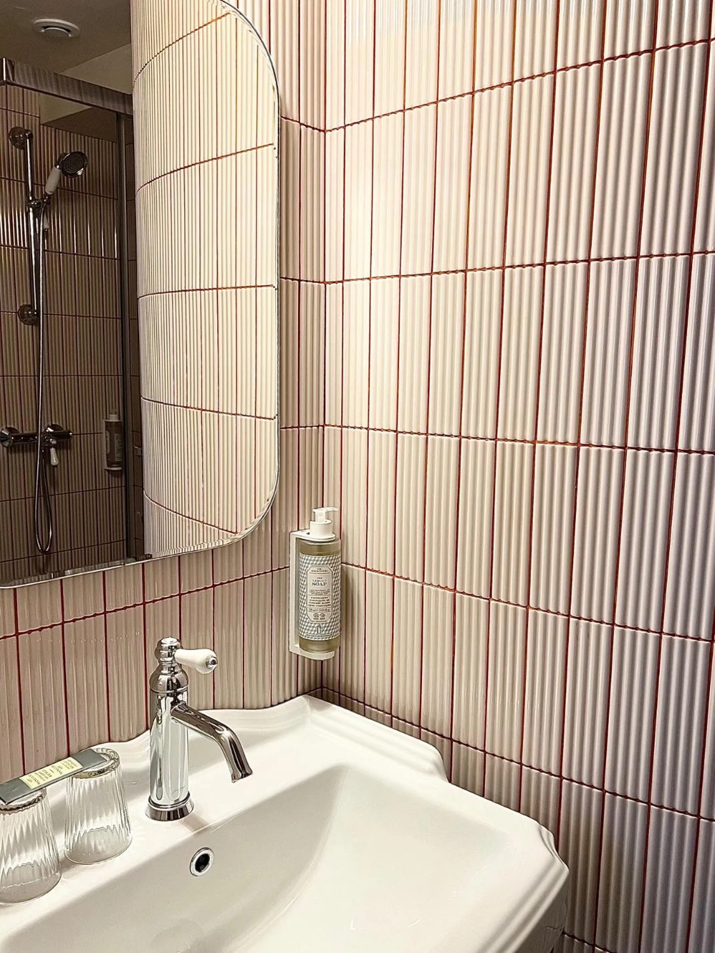 Shower in Hôtel La Tour Intendance