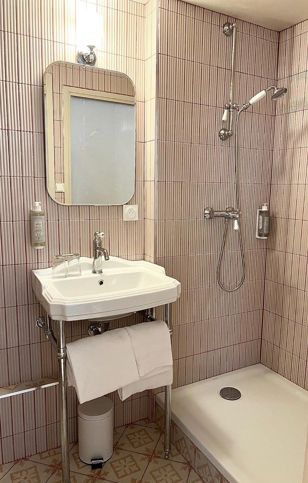 Shower in Hôtel La Tour Intendance