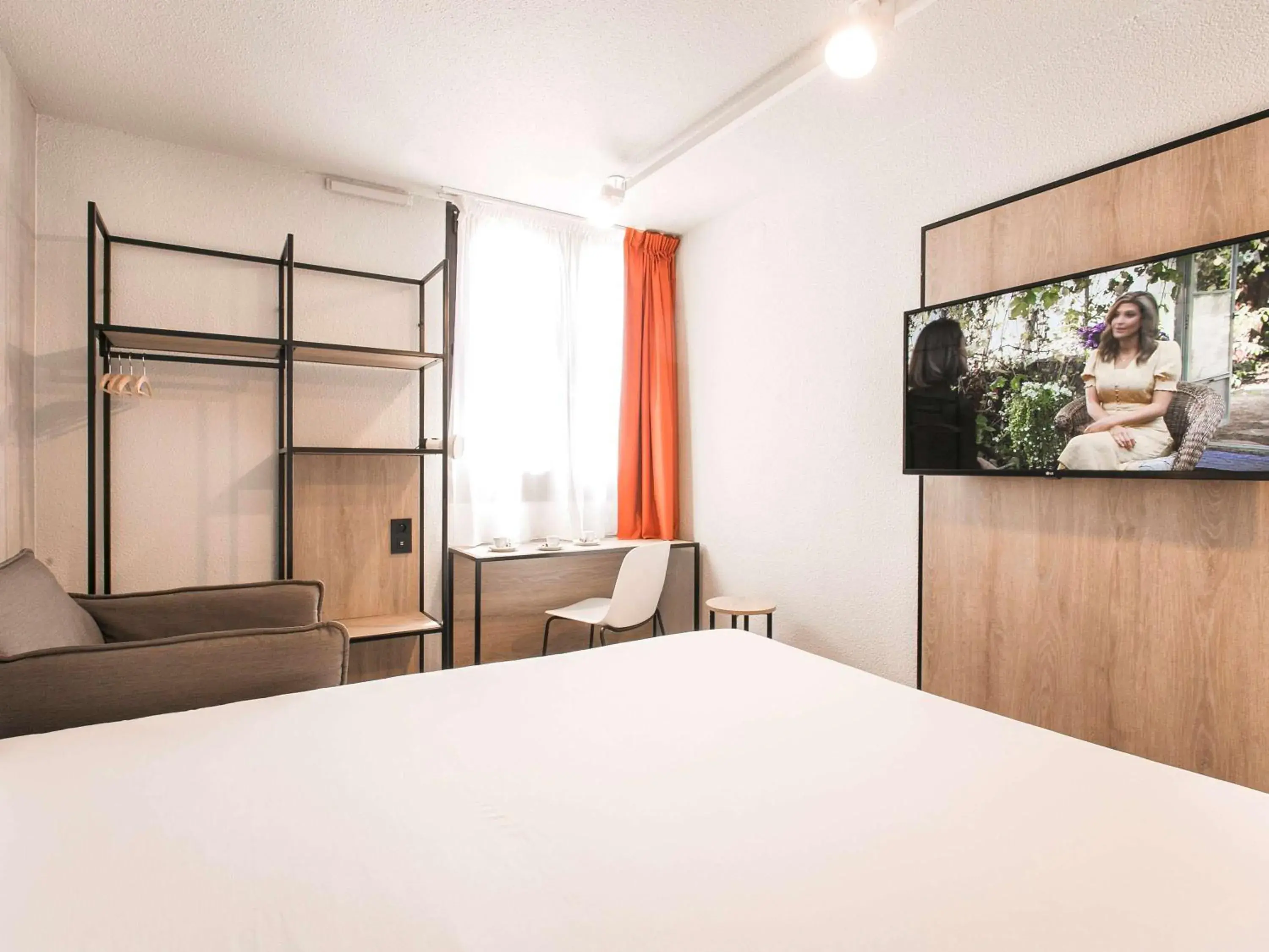 Photo of the whole room, Bed in ibis Avignon Sud Photo of the whole room, Bed in ibis Avignon Sud