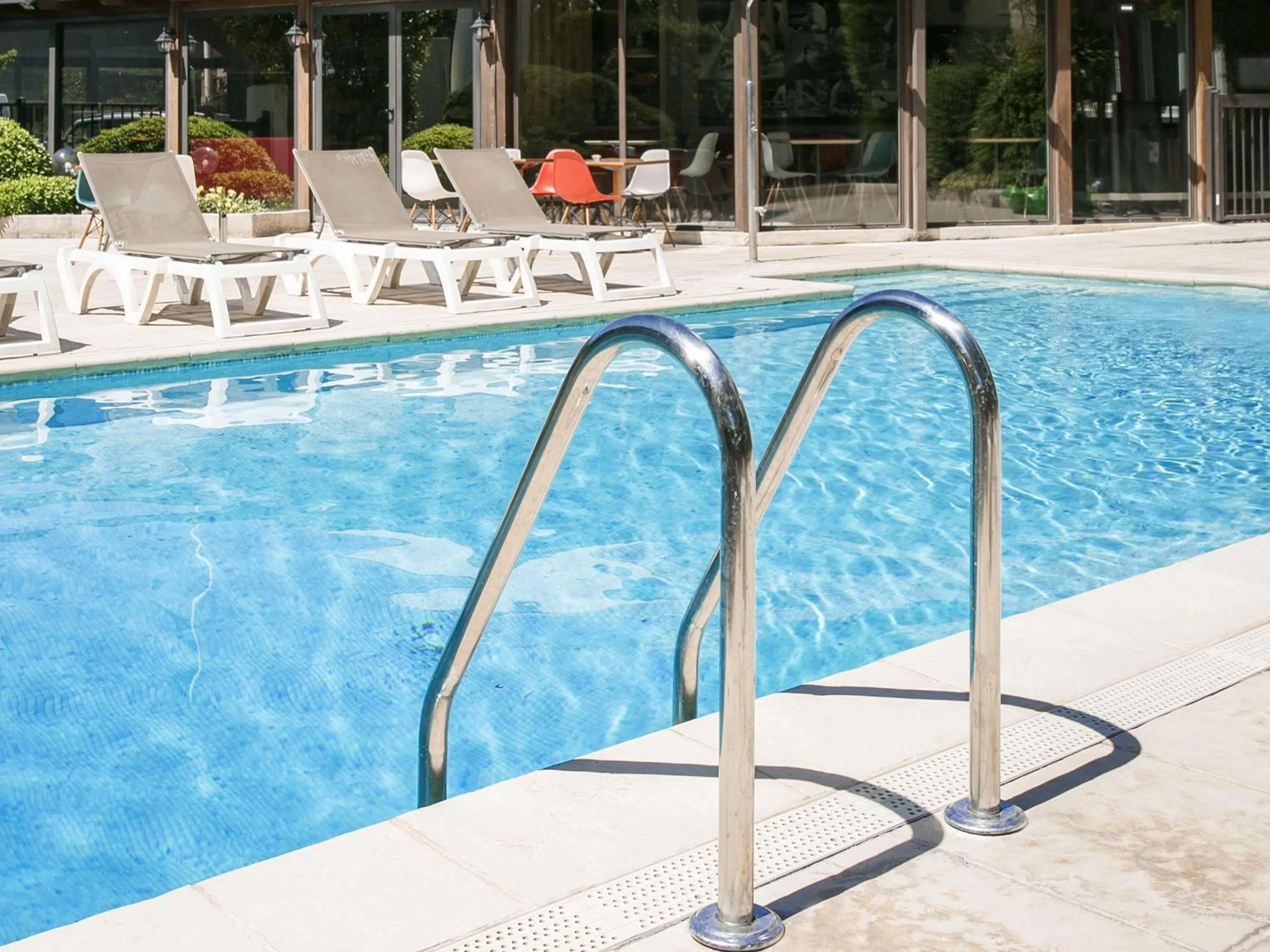 Pool view in ibis Avignon Sud