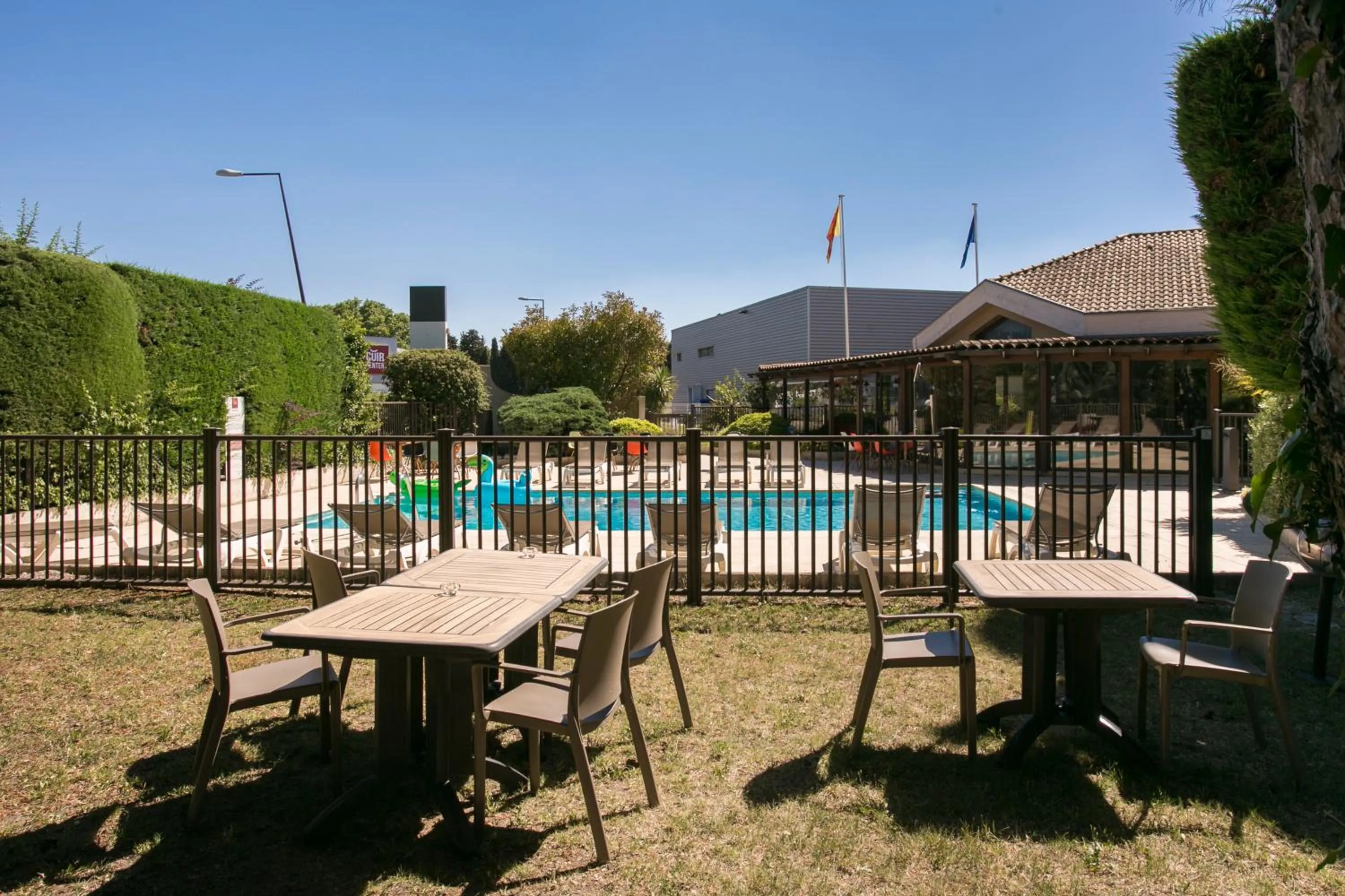 Patio in ibis Avignon Sud
