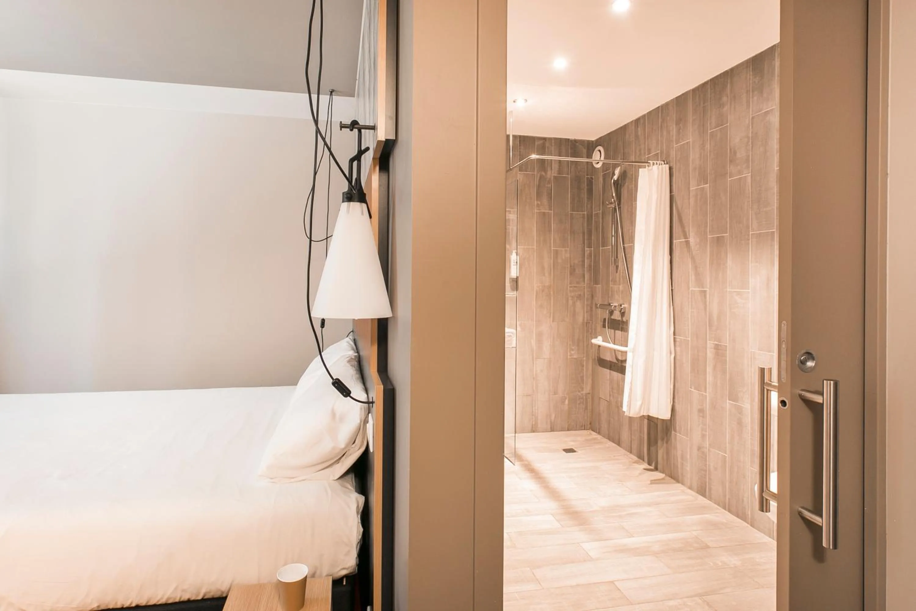 Photo of the whole room, Bed in ibis Avignon Sud