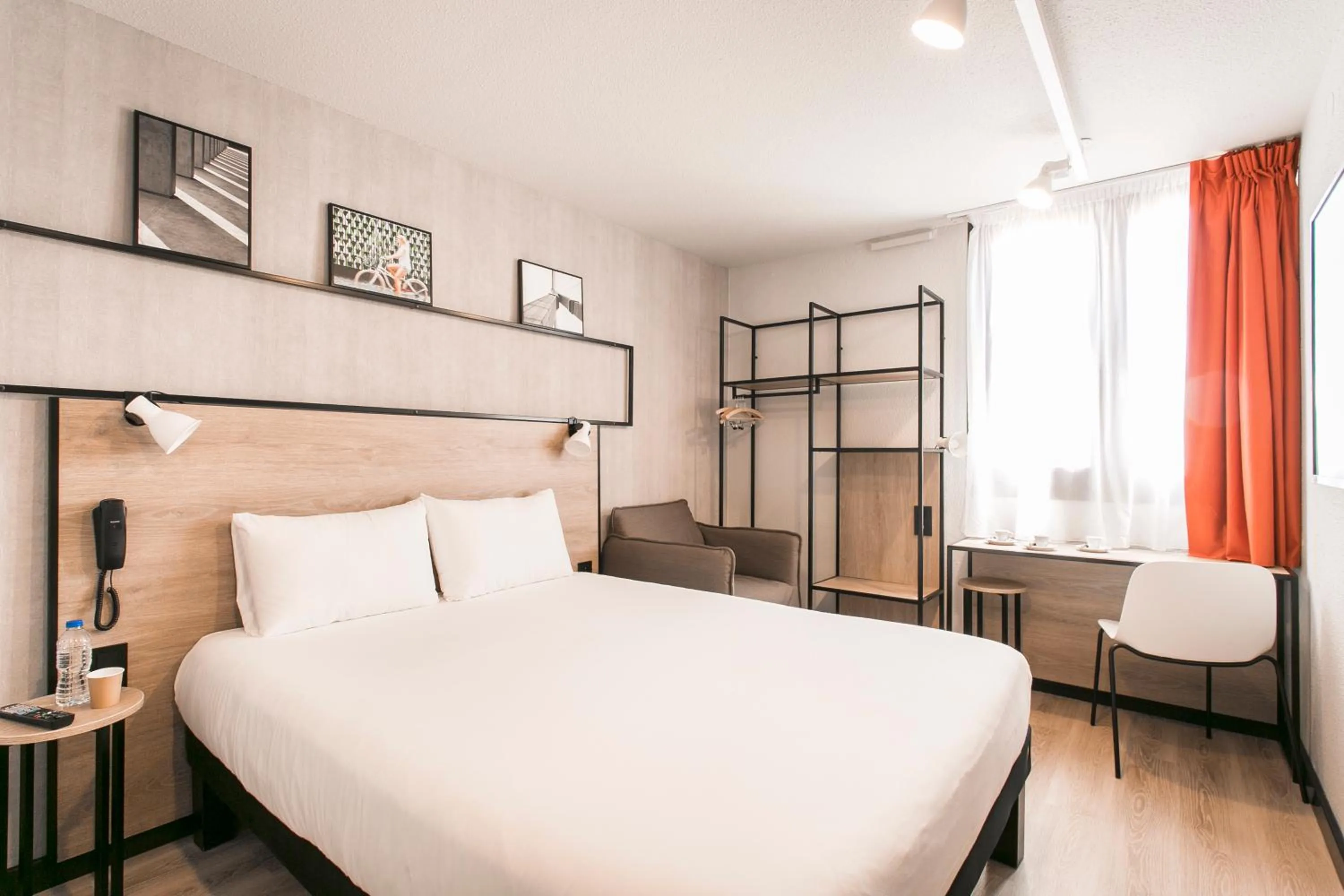 Photo of the whole room, Bed in ibis Avignon Sud