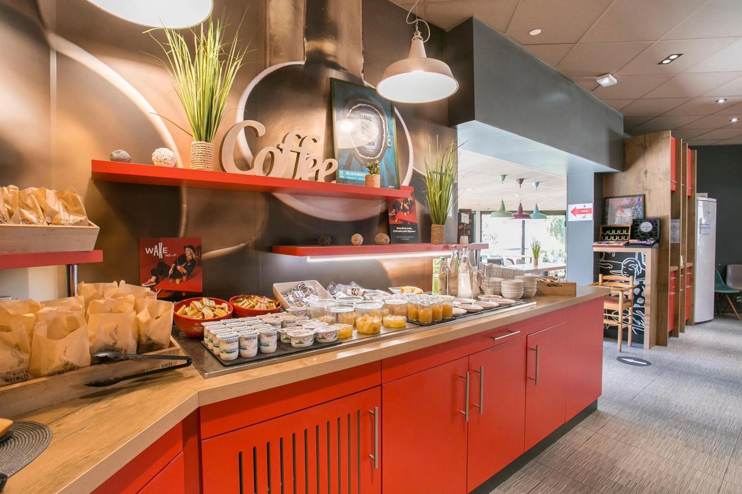 Buffet breakfast in ibis Avignon Sud