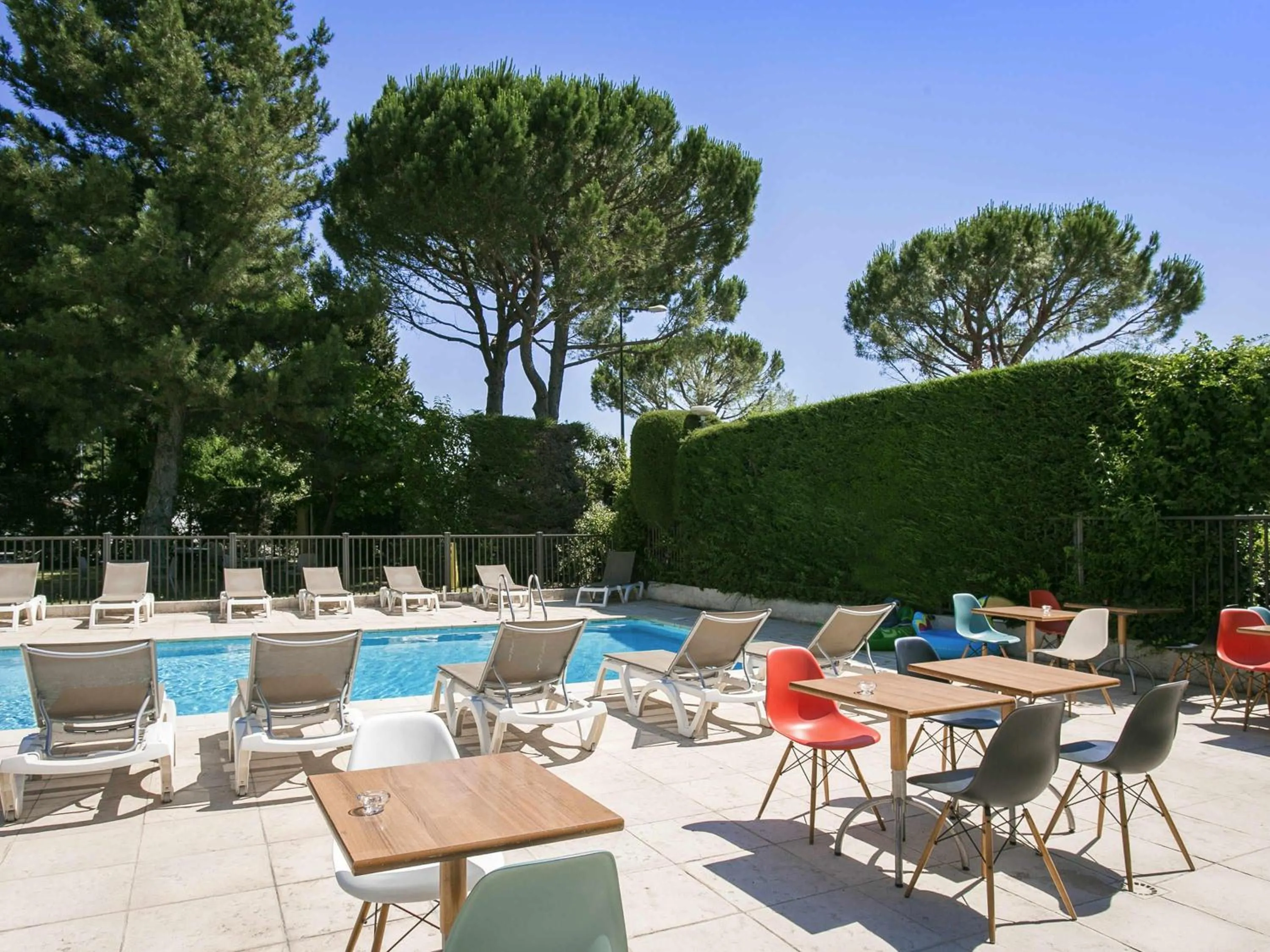 Pool view in ibis Avignon Sud