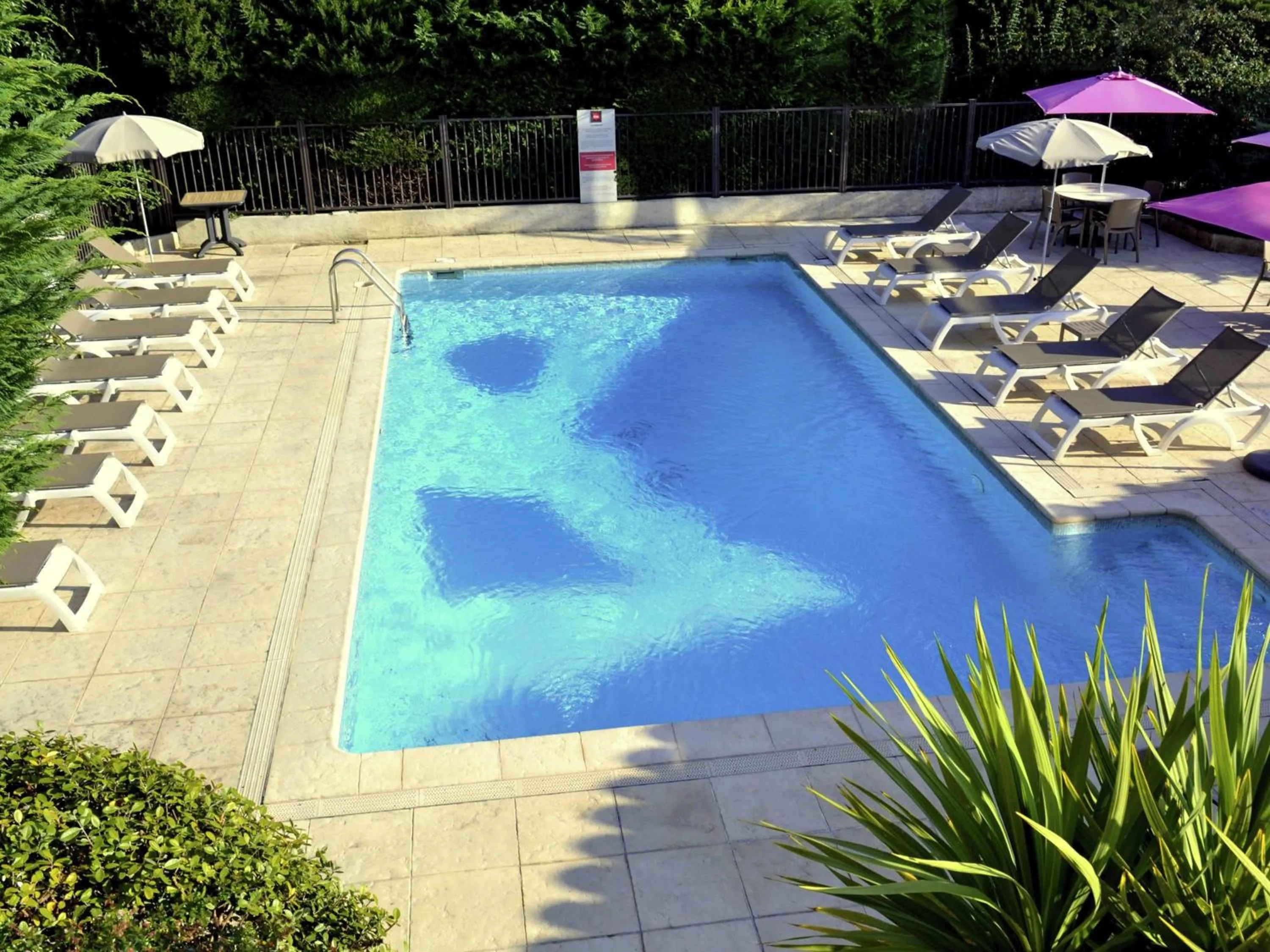 Pool view in ibis Avignon Sud