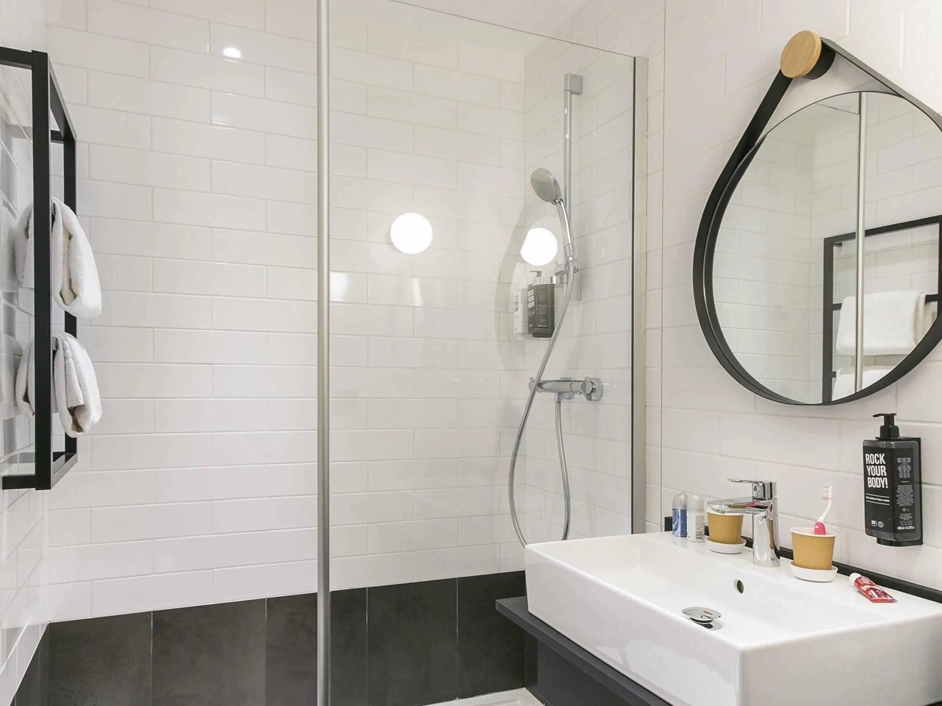 Bedroom in ibis Avignon Sud