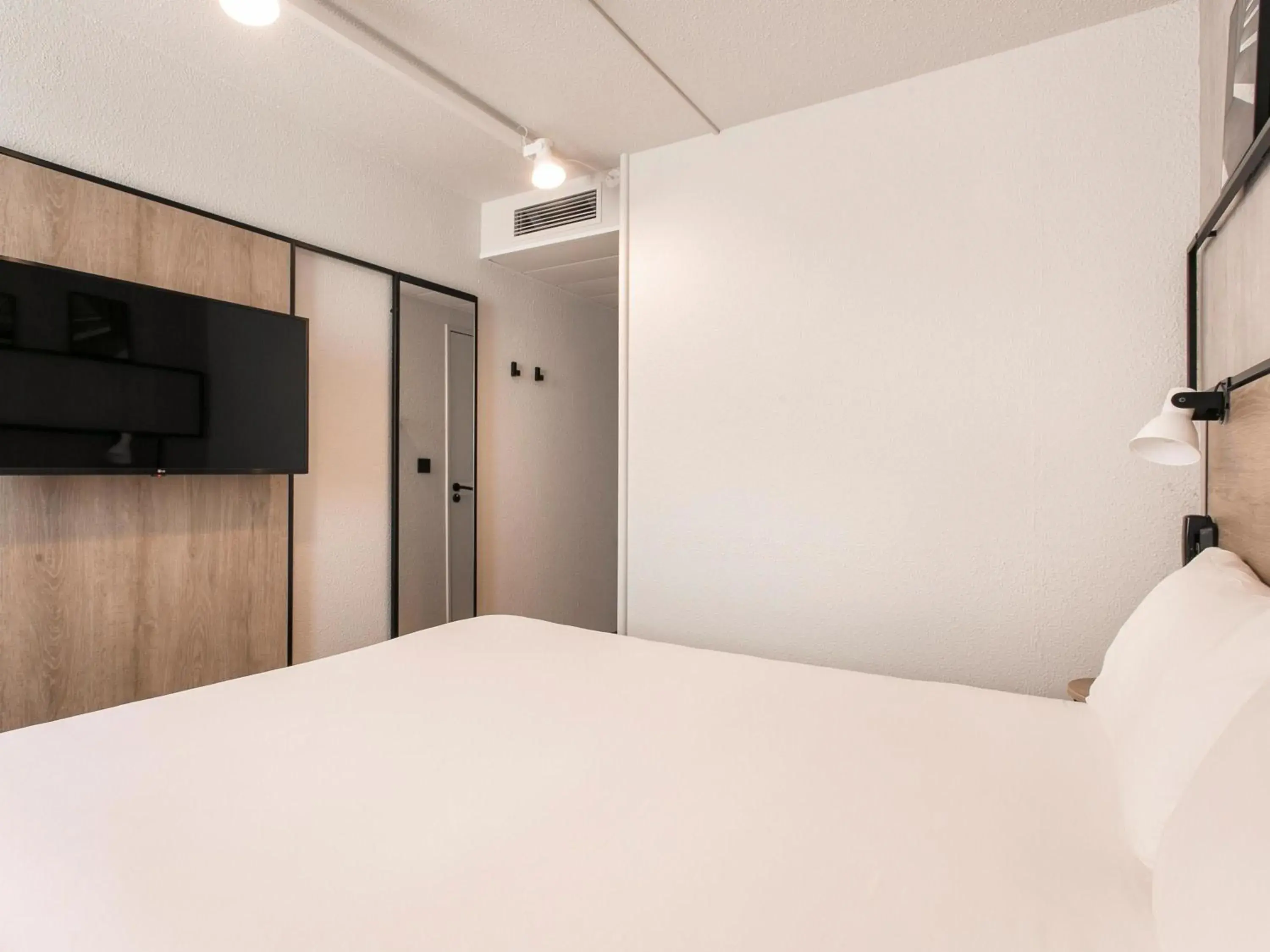 Bedroom, Bed in ibis Avignon Sud Bedroom, Bed in ibis Avignon Sud