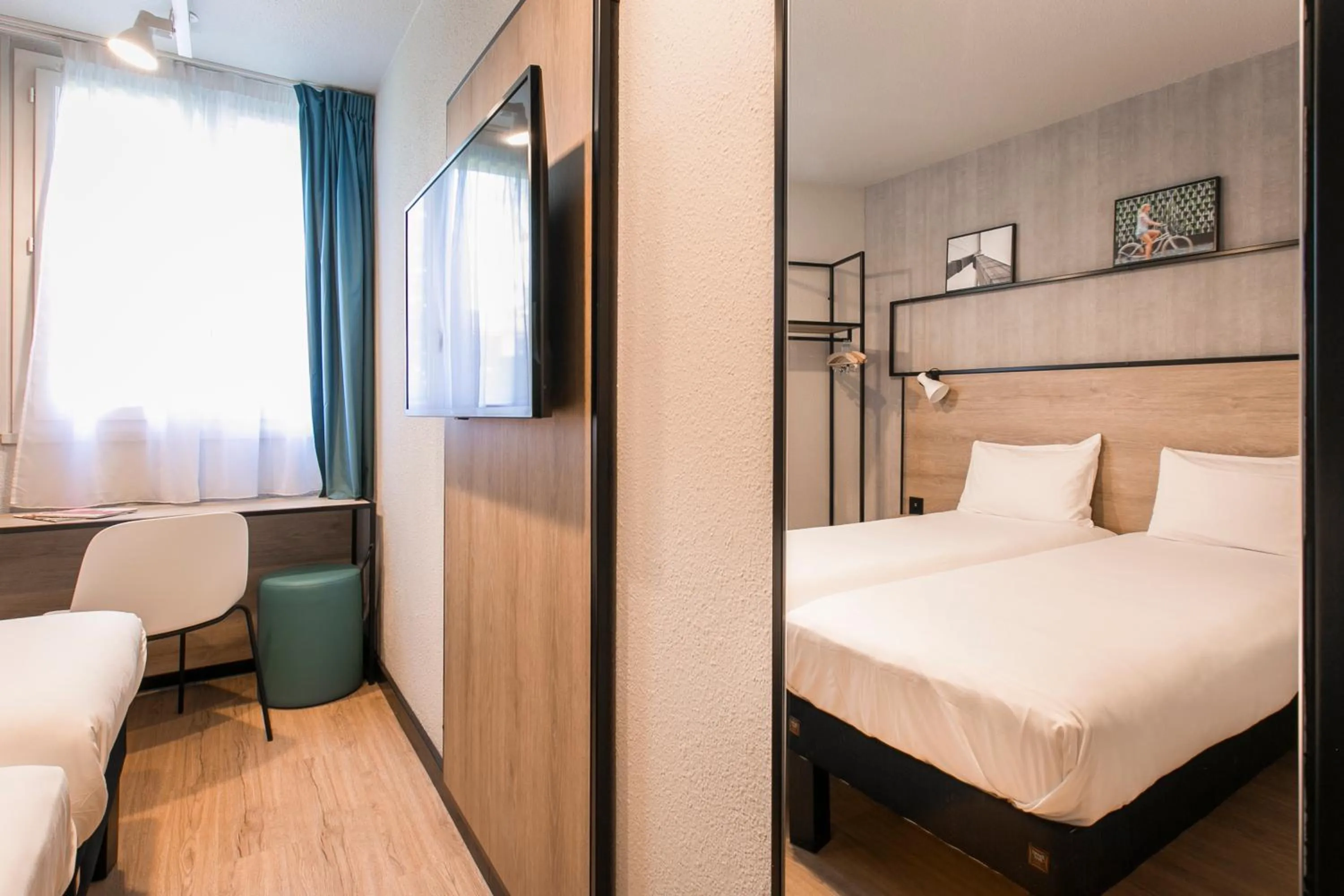 Photo of the whole room, Bed in ibis Avignon Sud