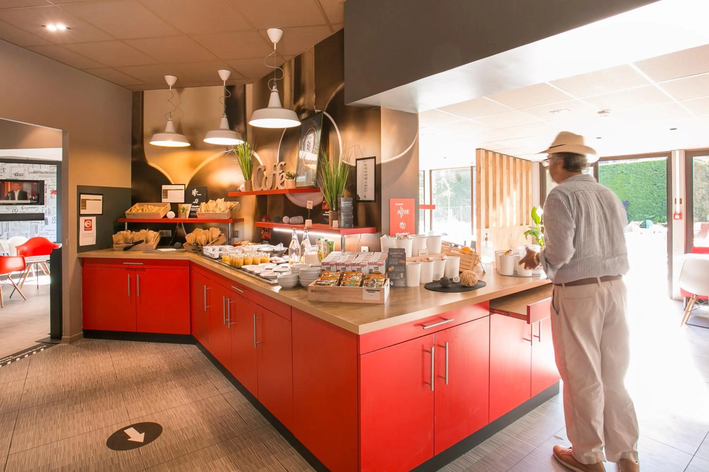 Buffet breakfast in ibis Avignon Sud