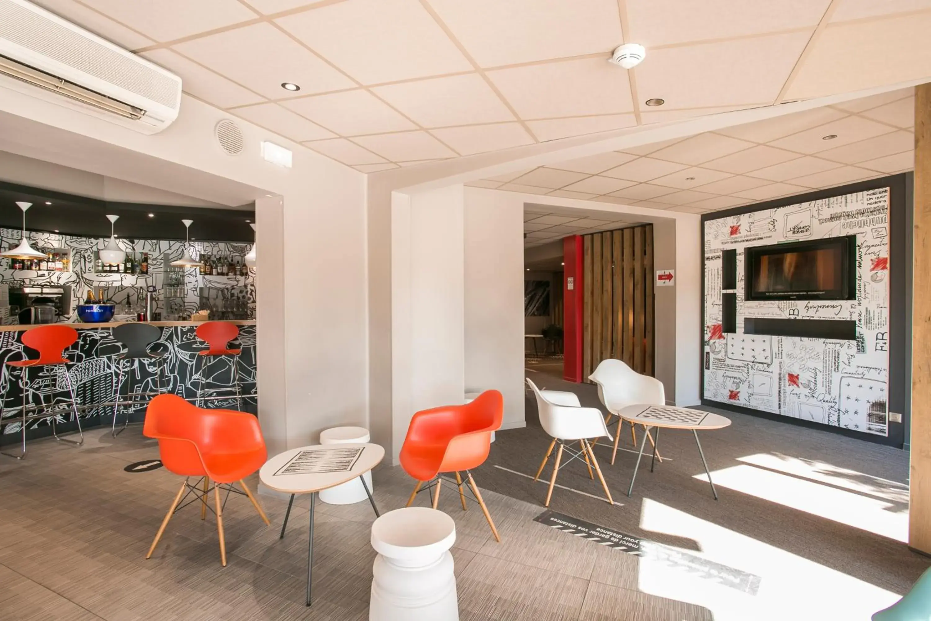 Lounge or bar in ibis Avignon Sud Lounge or bar in ibis Avignon Sud