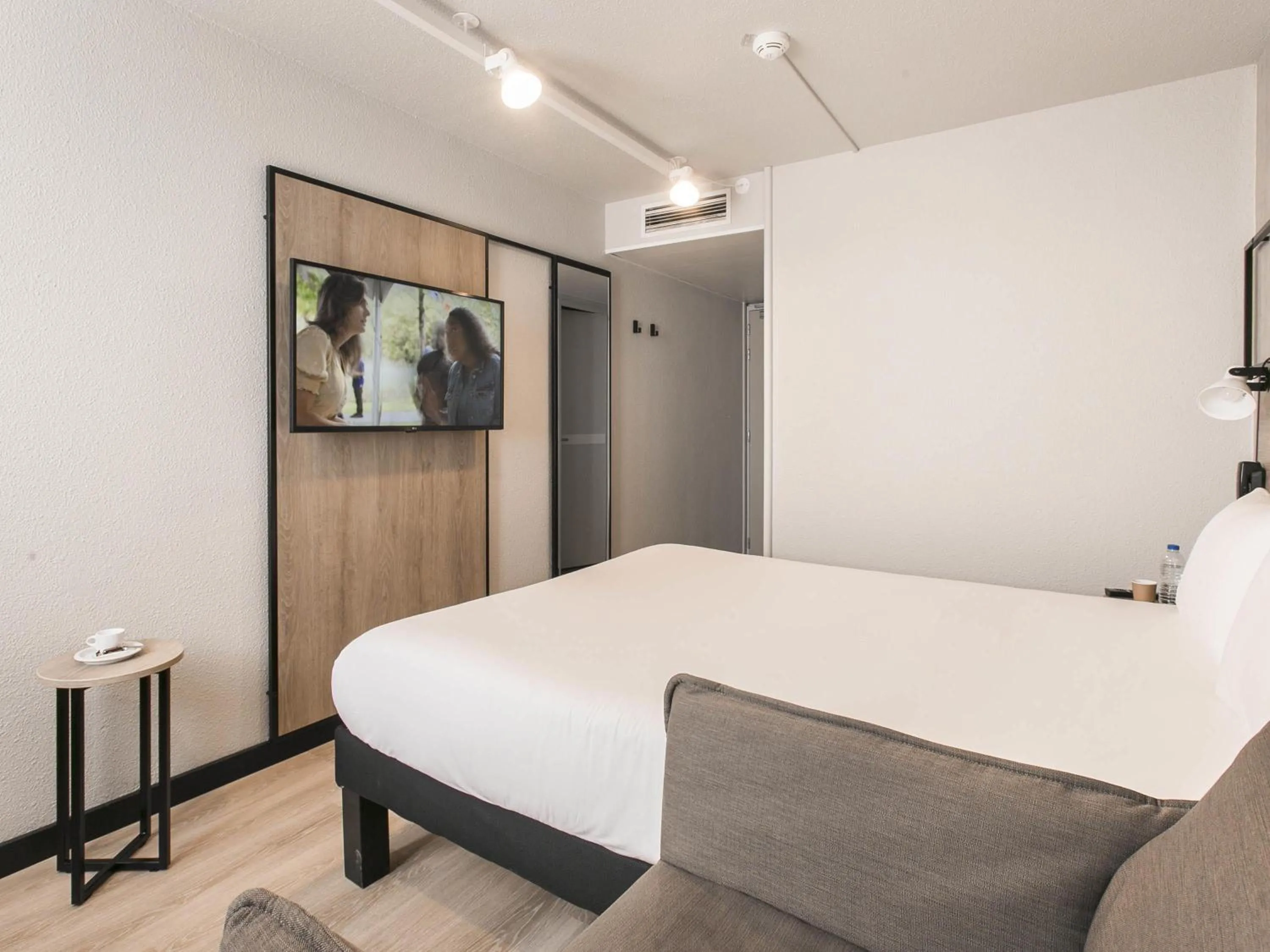 Bedroom, Bed in ibis Avignon Sud