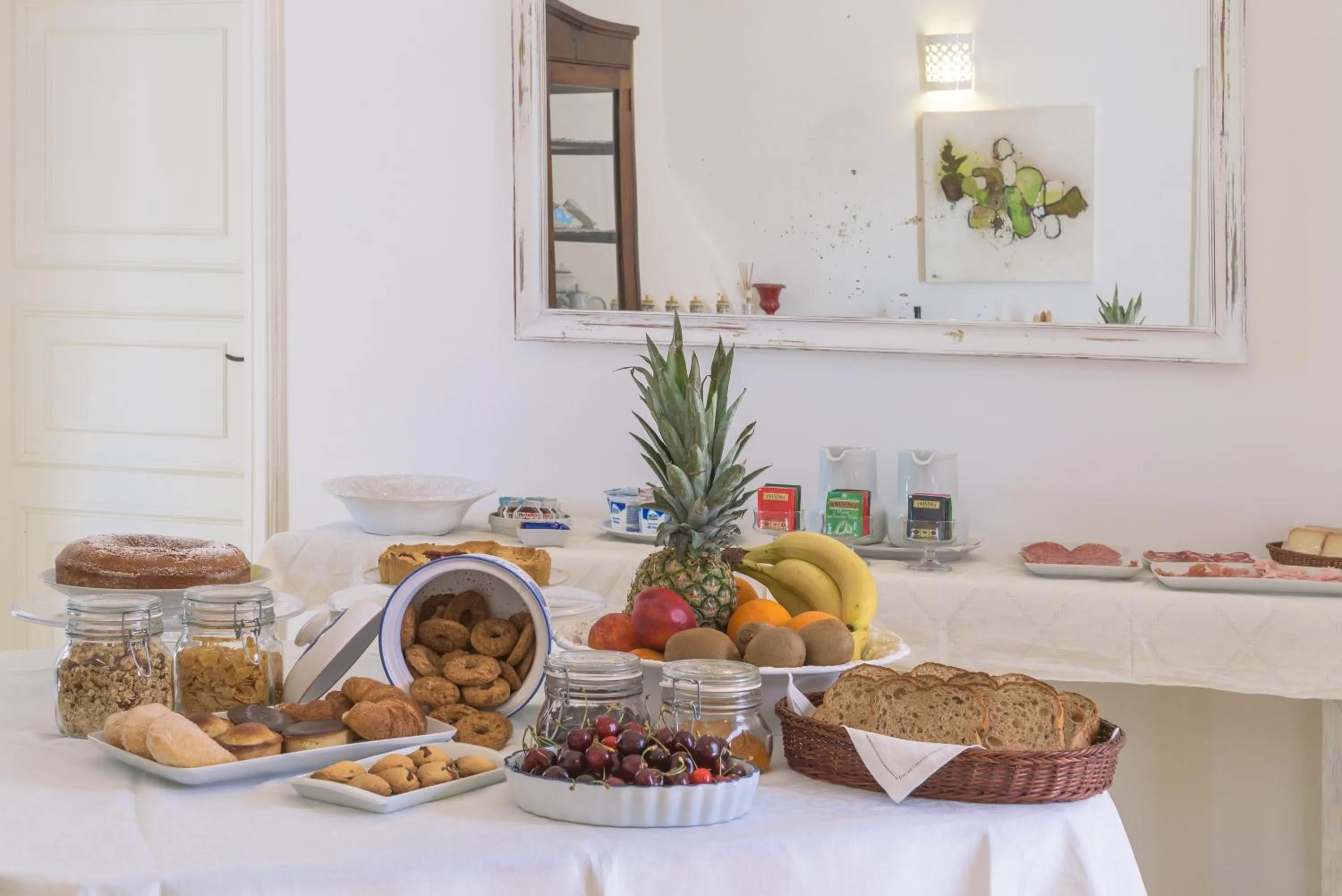 Buffet breakfast in Li Pappi Antico Casale