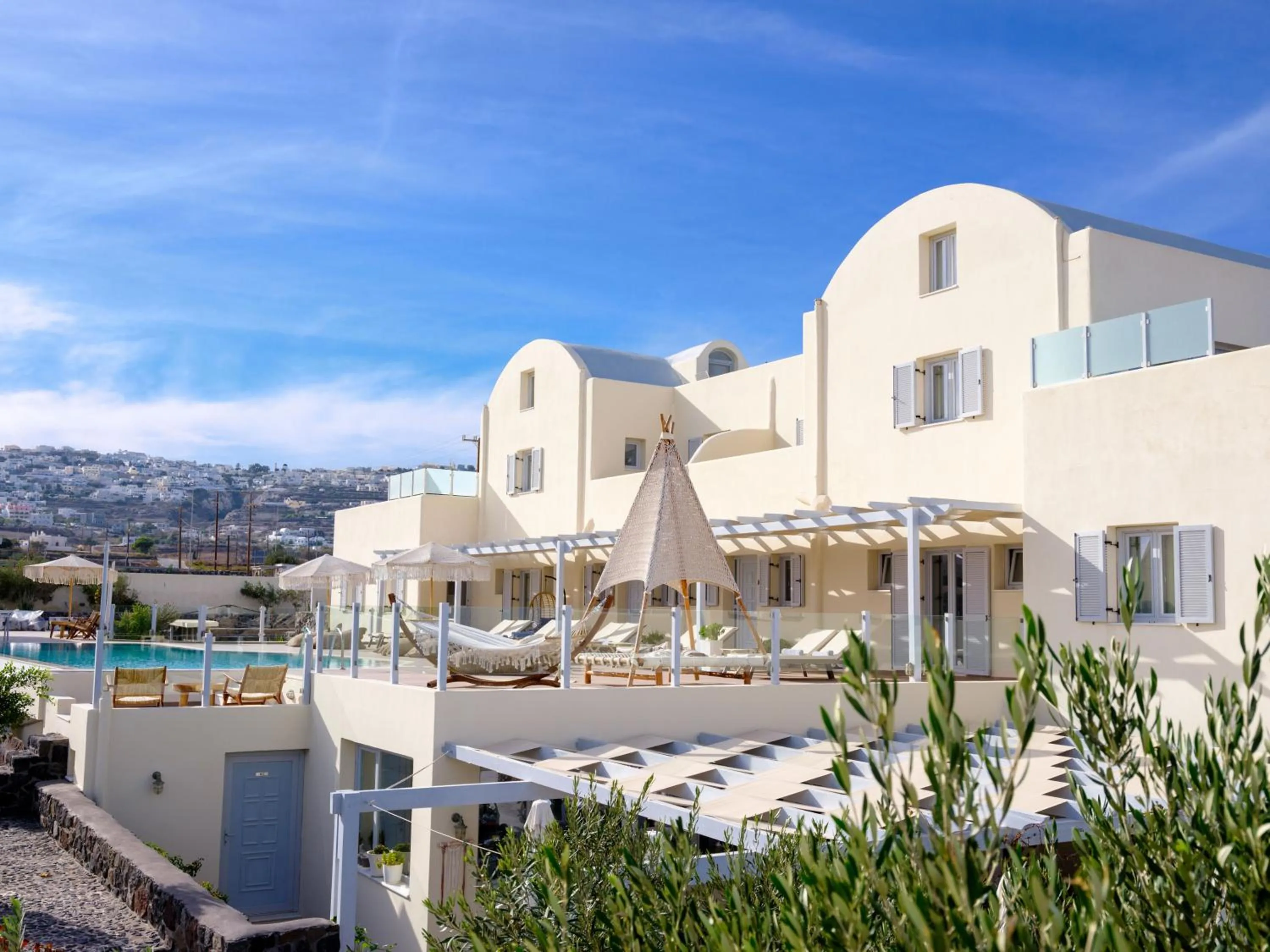 Property building in Aliter Suites