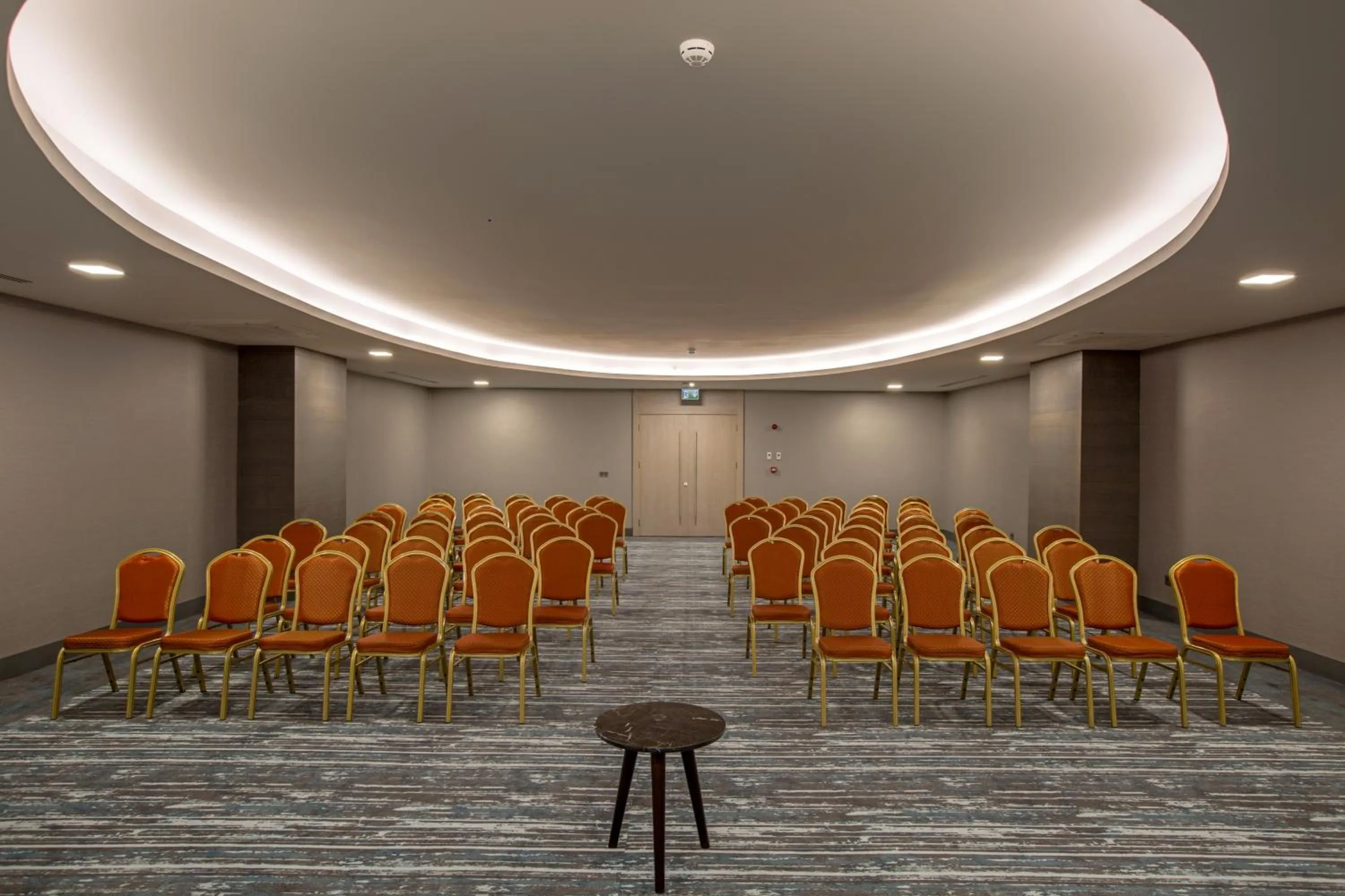 Business facilities in Royal Seginus