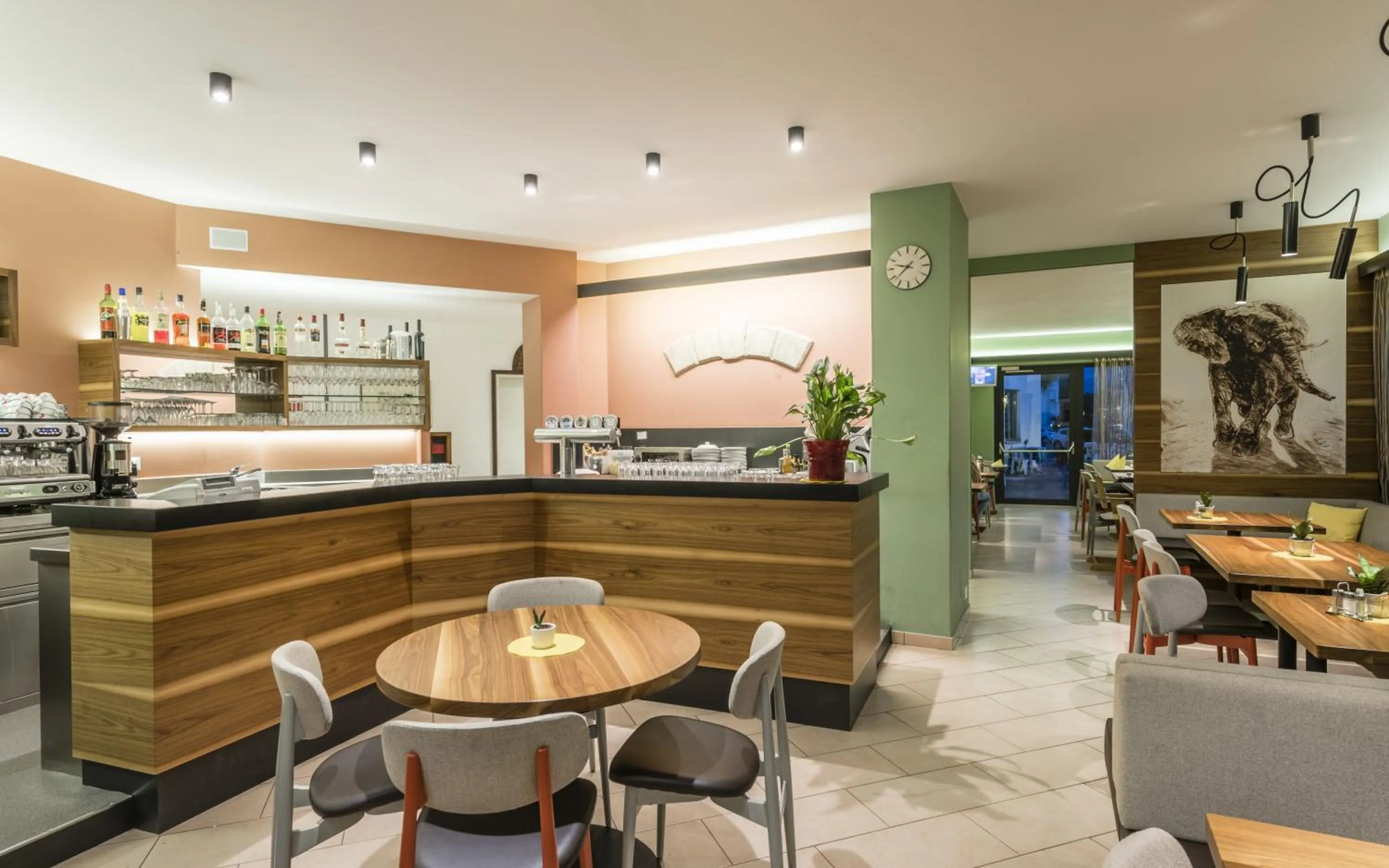 Restaurant/places to eat in Hotel Elefant