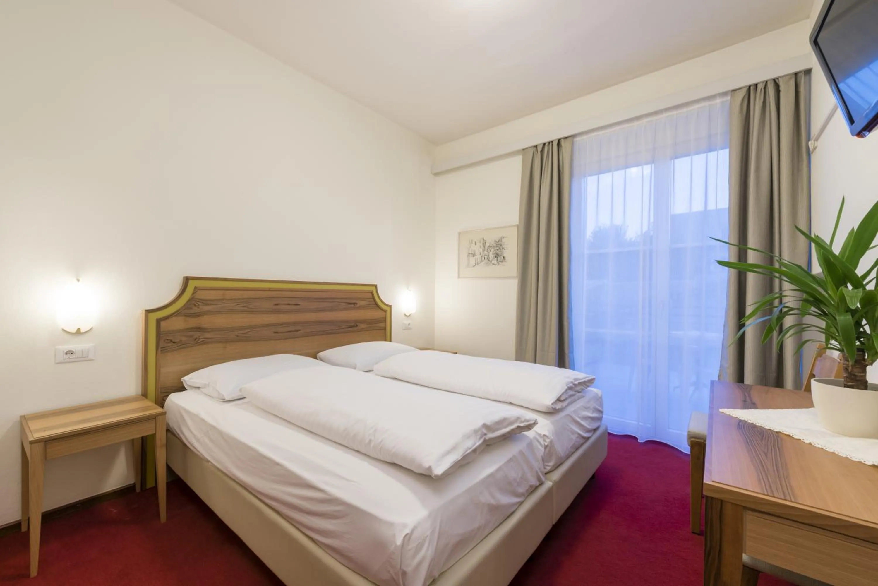 Photo of the whole room, Bed in Hotel Elefant