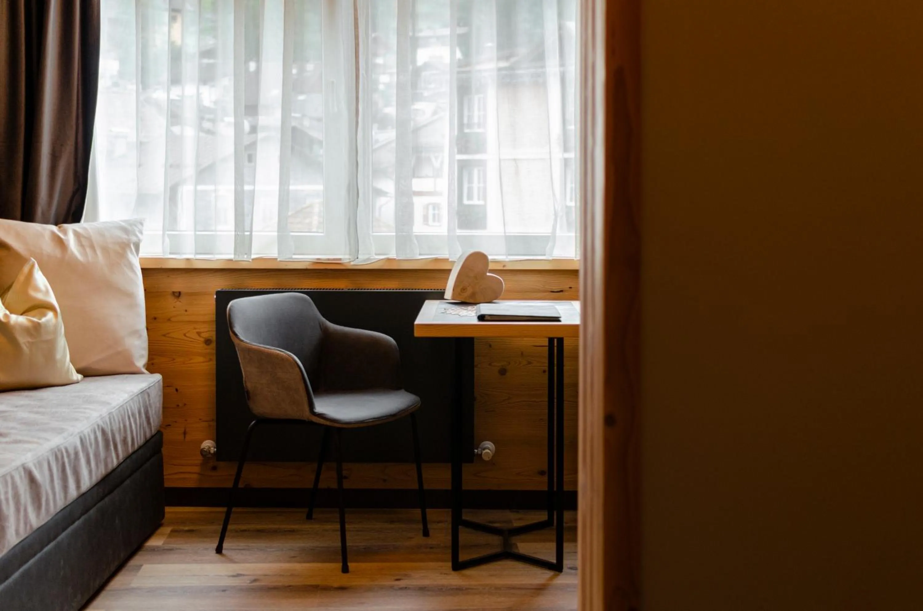 Living room, Bed in Hotel Faloria