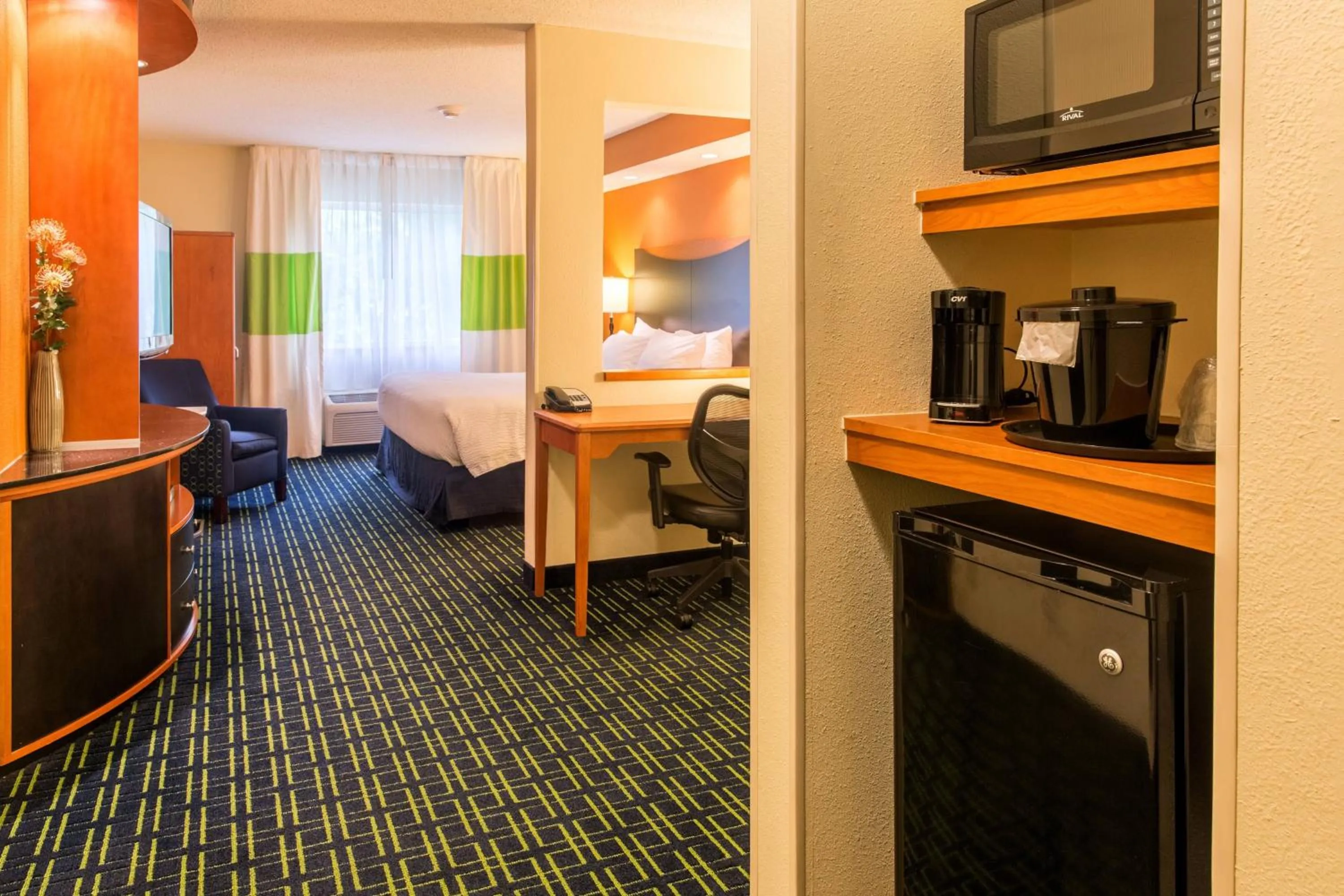 Photo of the whole room, Bed in Fairfield Inn & Suites Canton