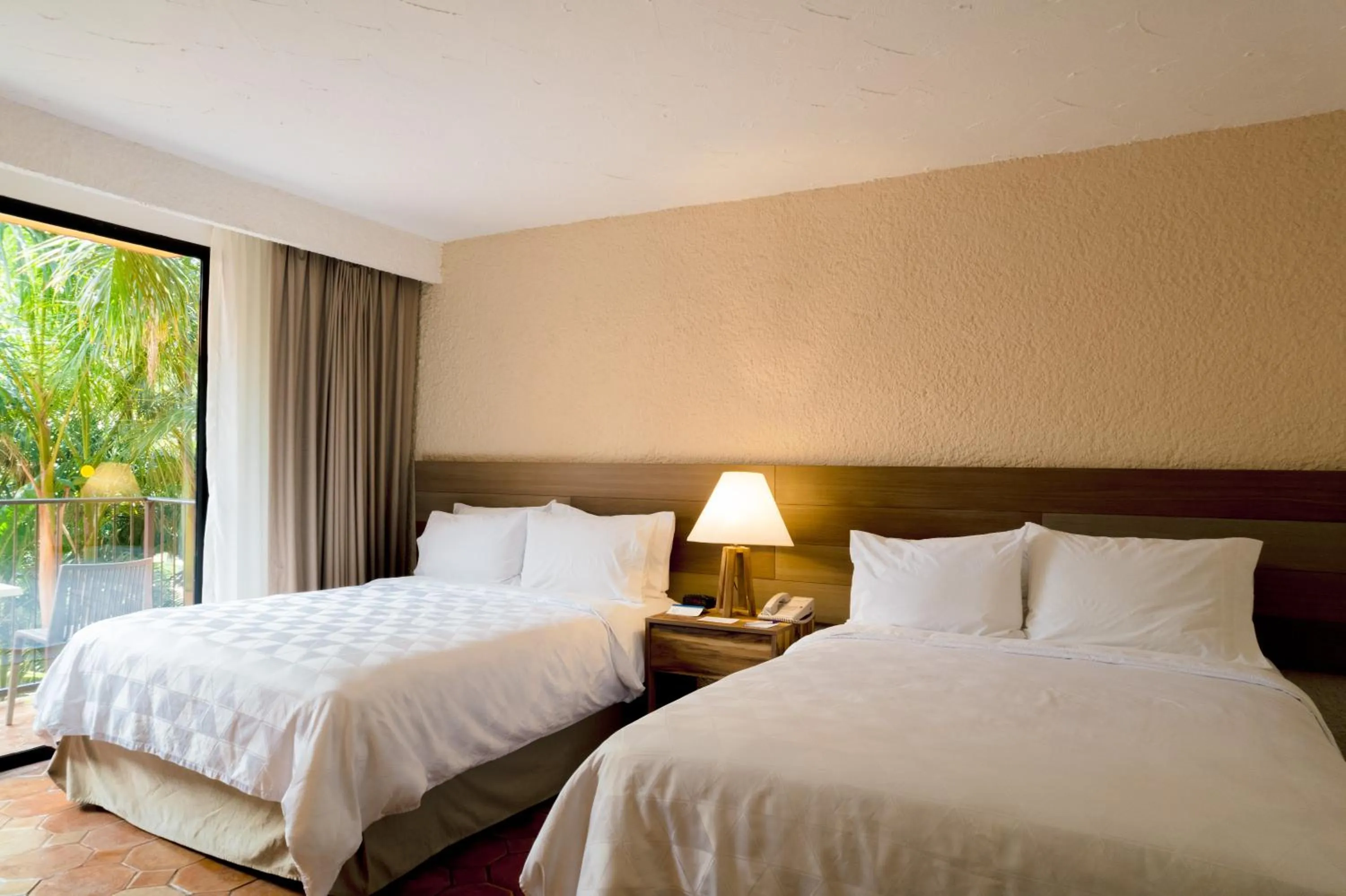 Bed in Holiday Inn Resort Ixtapa All-Inclusive by IHG