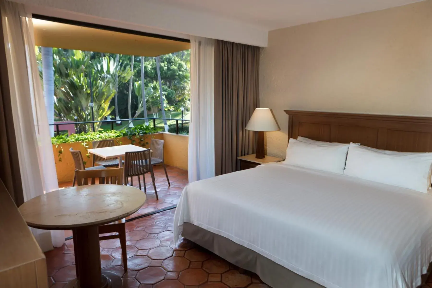 Standard King Room with Garden View in Holiday Inn Resort Ixtapa All-Inclusive by IHG Standard King Room with Garden View in Holiday Inn Resort Ixtapa All-Inclusive by IHG