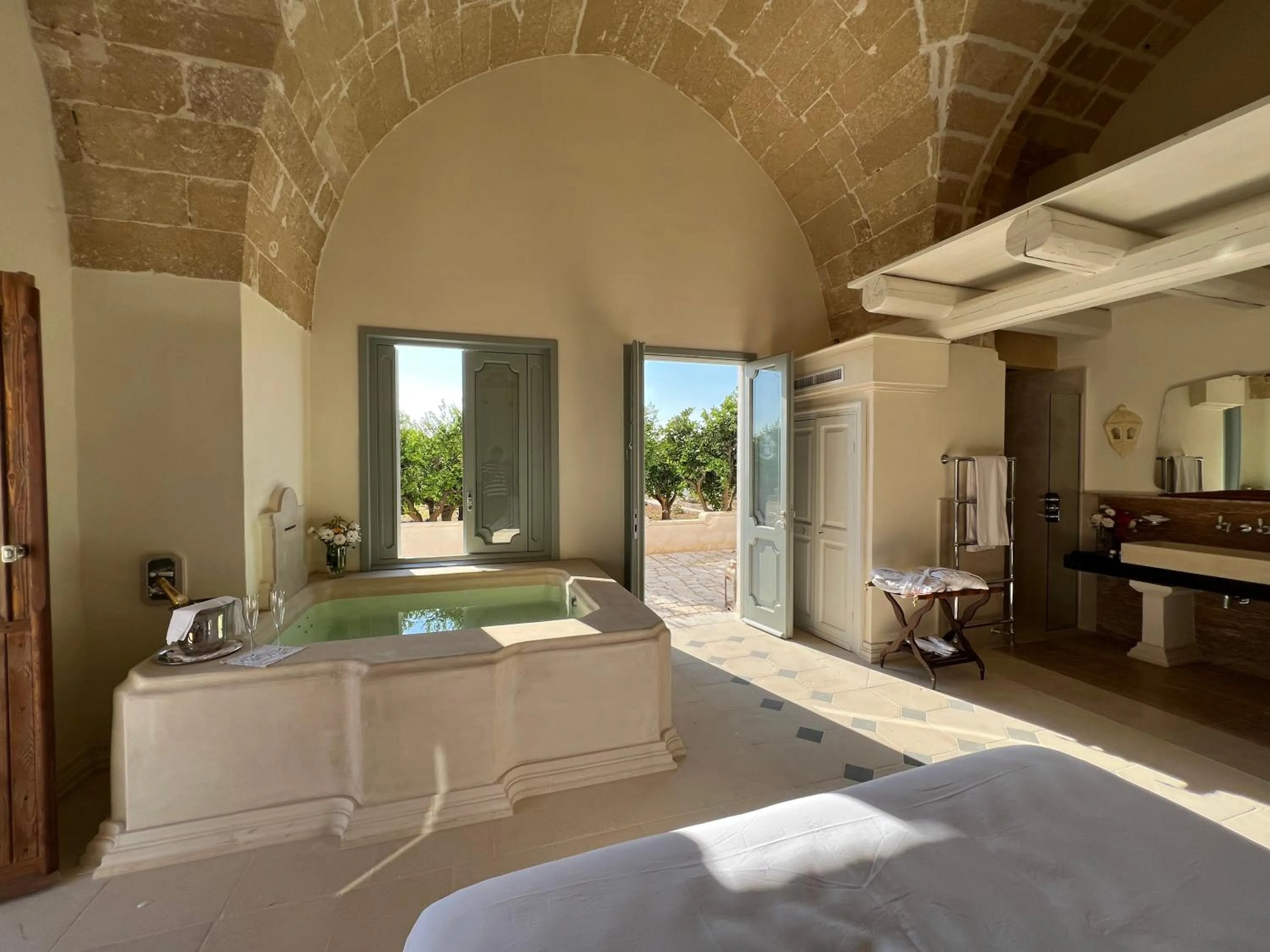 Hot Tub, Bed in Tenuta Mosè Charming House&Relais Gallipoli