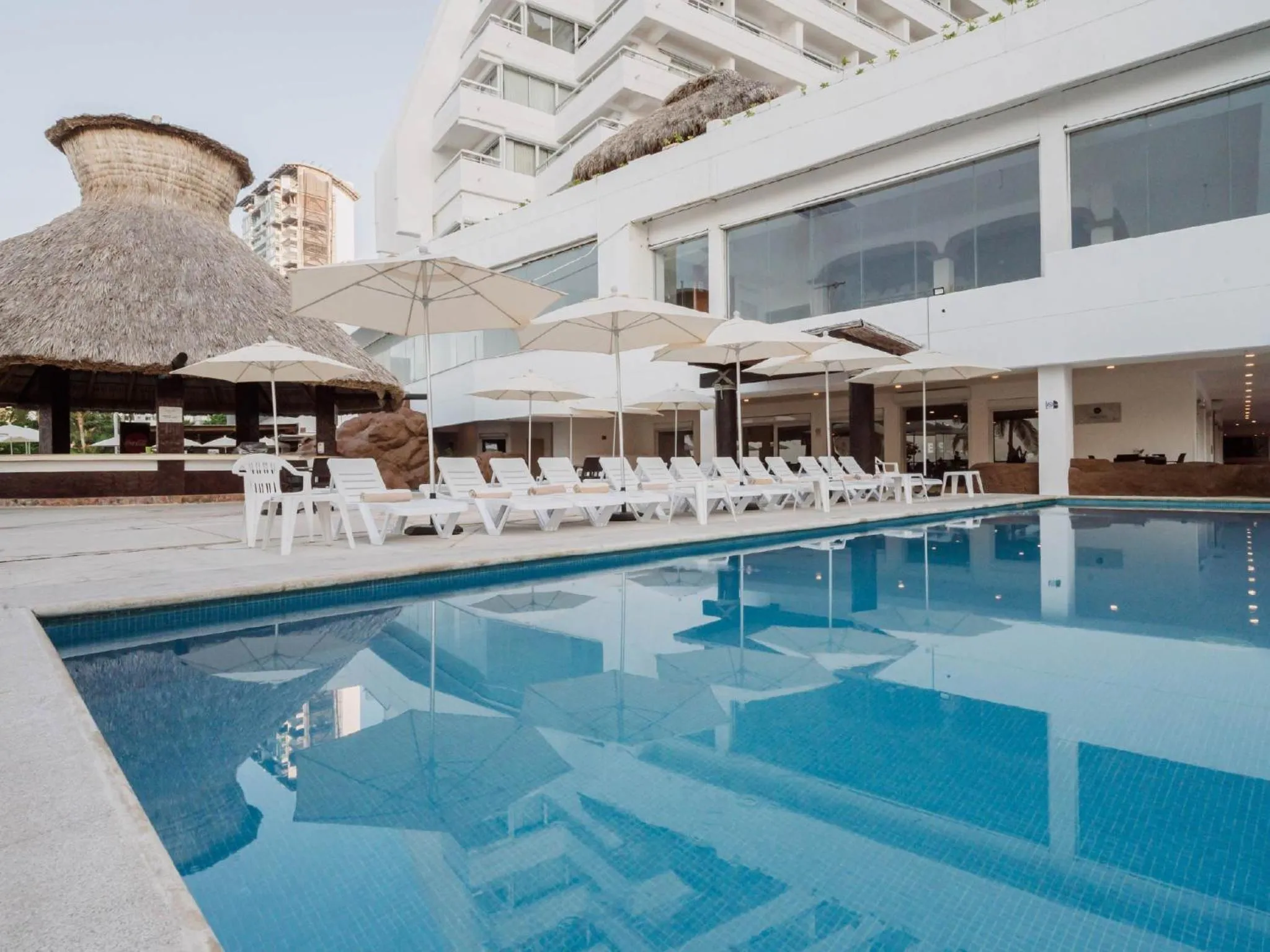 Property building in HS HOTSSON Hotel Acapulco