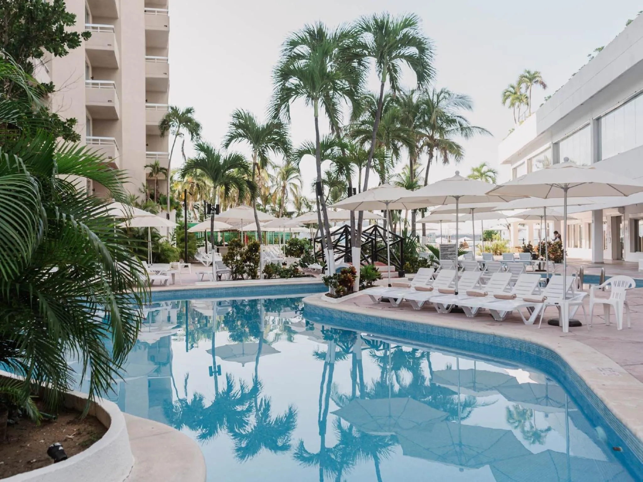 Property building in HS HOTSSON Hotel Acapulco