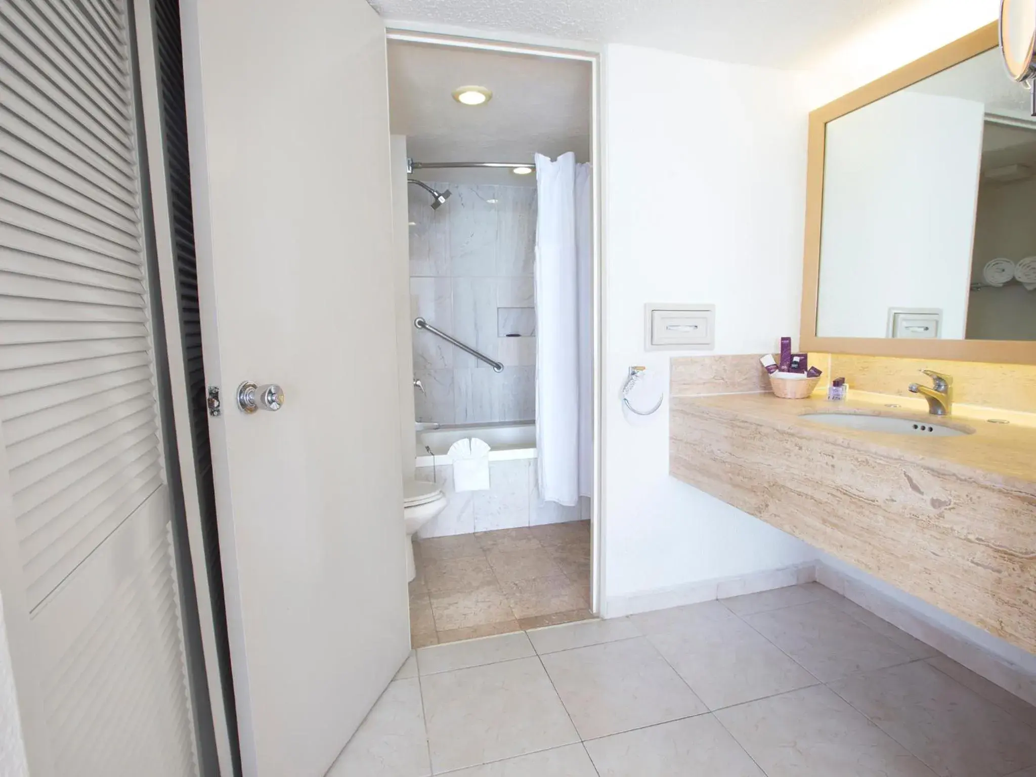 Bathroom in HS HOTSSON Hotel Acapulco Bathroom in HS HOTSSON Hotel Acapulco