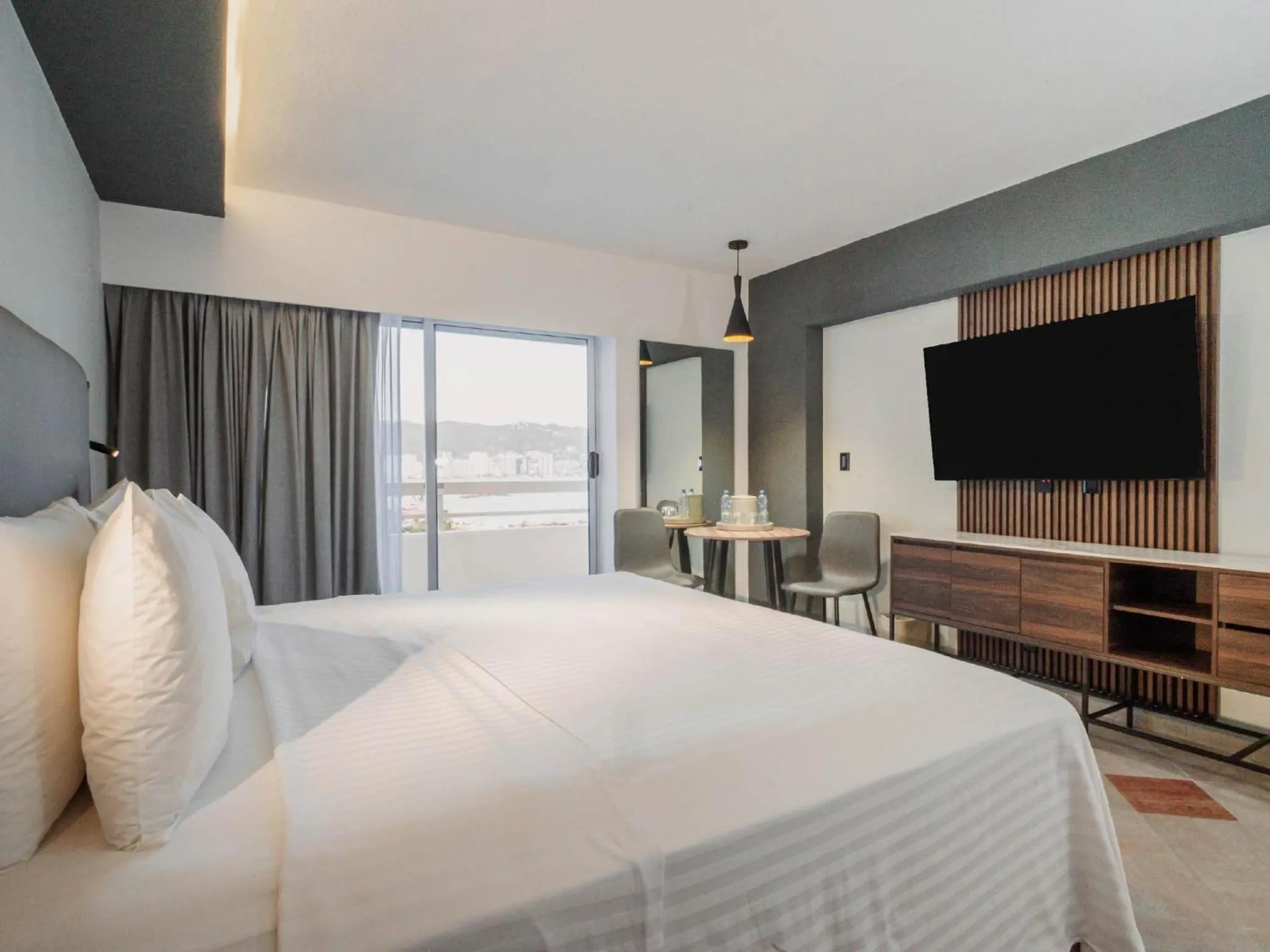 Communal lounge/ TV room, Bed in HS HOTSSON Hotel Acapulco